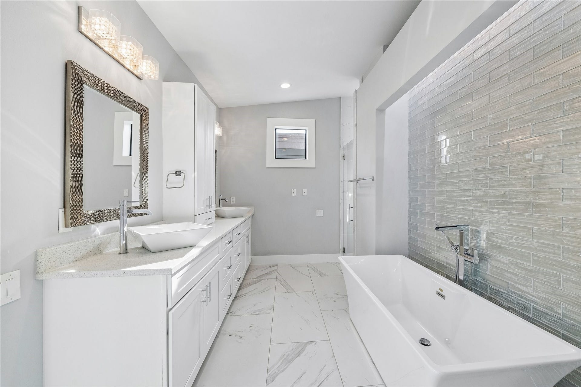 1959 Portsmouth Street, Houston, TX 77098 En-suite primary bath is light and
bright and a wonderful retreat to
relax in!