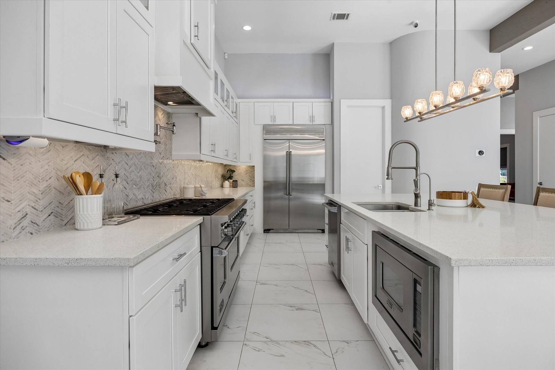 1959 Portsmouth Street, Houston, TX 77098 This chef's kitchen with expansive storage, stainless steel appliances, pot filler, and open to the living and dining is perfect for entertaining!