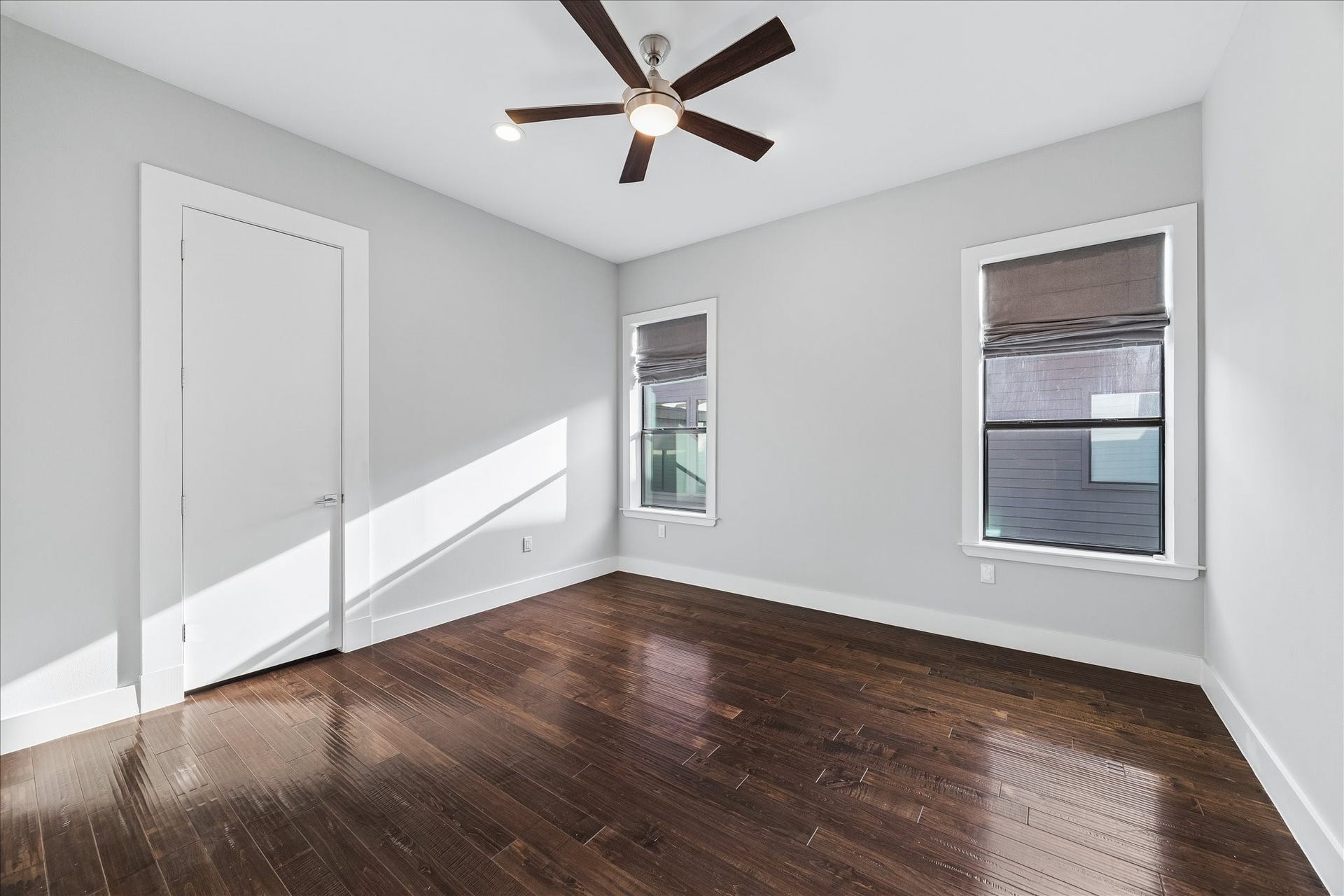 1959 Portsmouth Street, Houston, TX 77098 The third secondary bedroom
additionally has an en-suite bath,
large closet, and windows with
blackout shades.