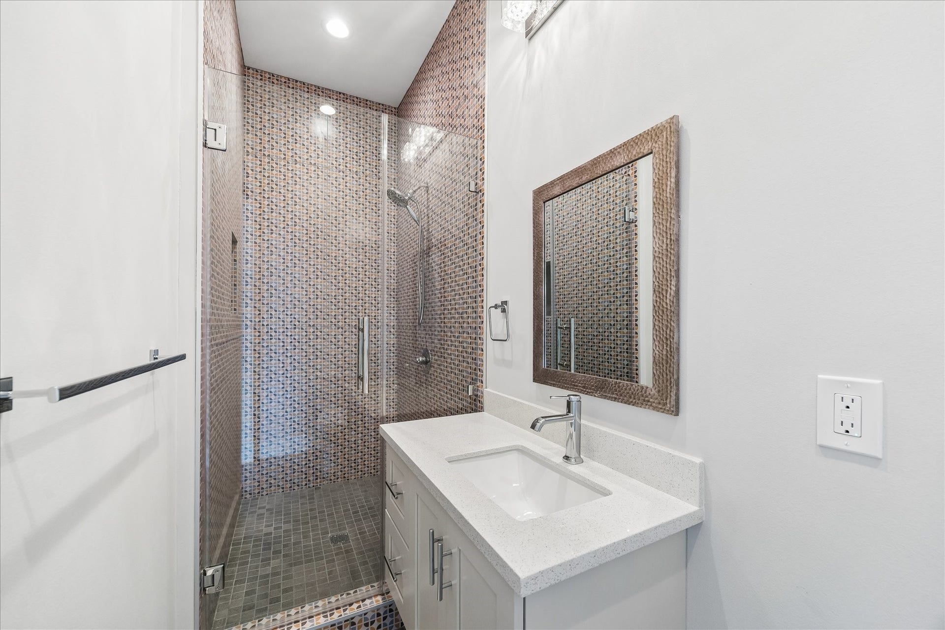 1959 Portsmouth Street, Houston, TX 77098 The en-suite bathroom for add-on
space, also built out by the owners.