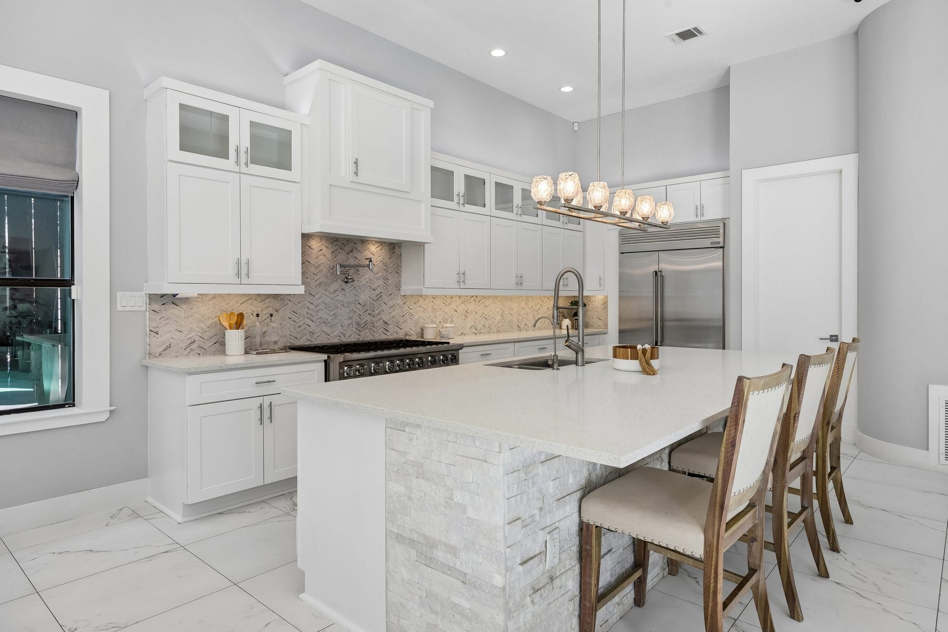 1959 Portsmouth Street, Houston, TX 77098 Kitchen features stainless steel
appliances, eat-in breakfast bar, and
in-island storage.