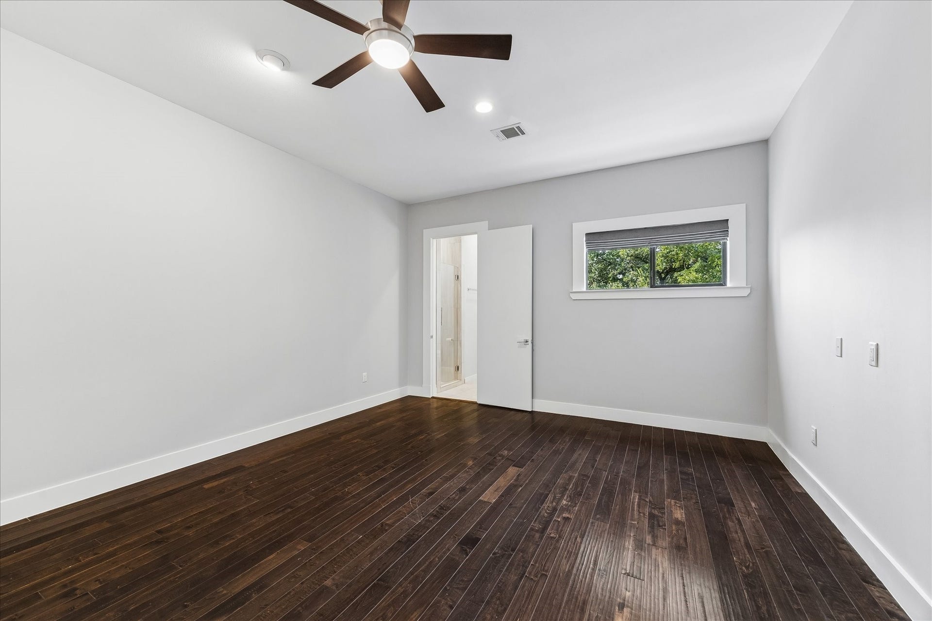 1959 Portsmouth Street, Houston, TX 77098 The second bedroom upstairs also
has a spacious closet and en-suite
bathroom.