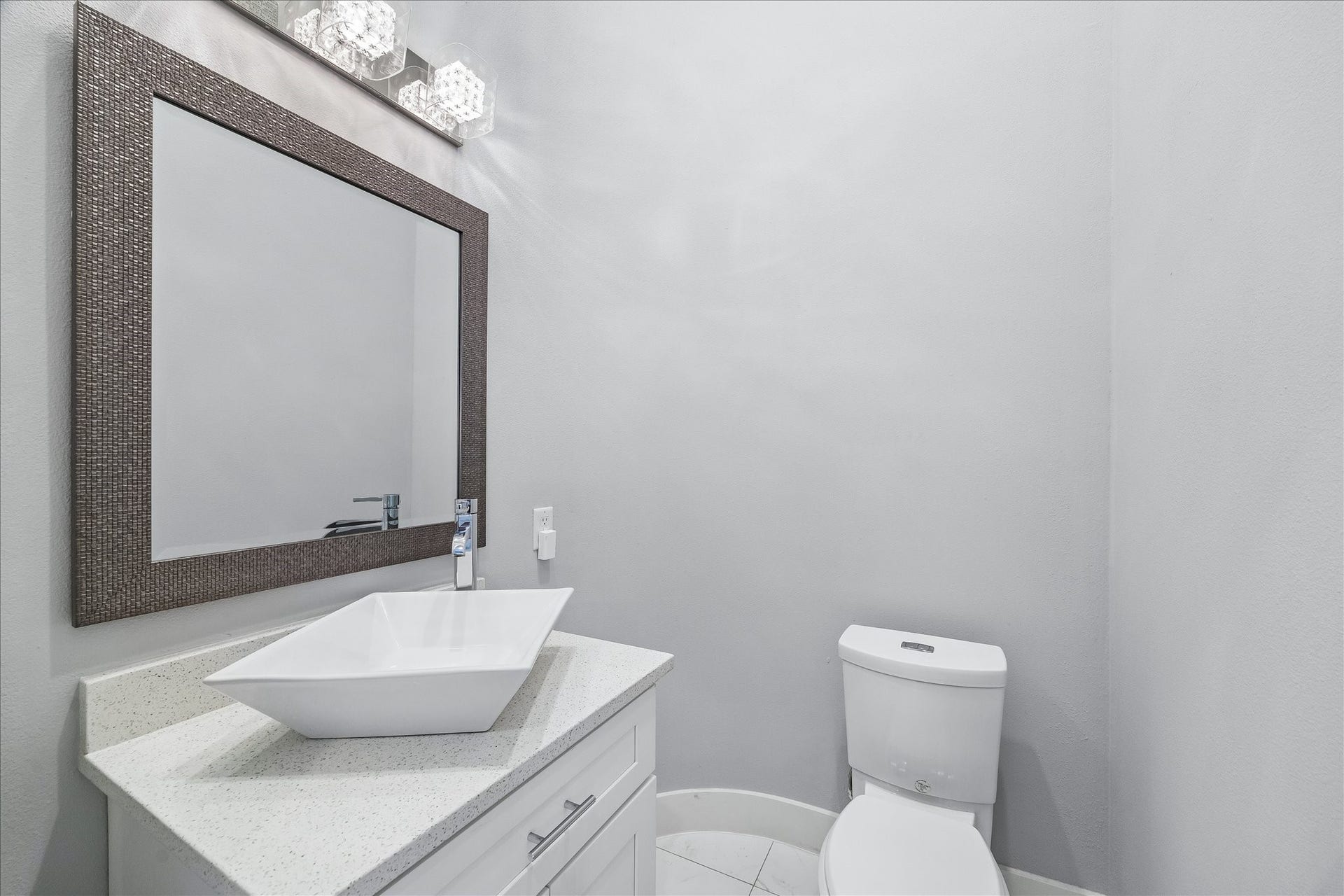 1959 Portsmouth Street, Houston, TX 77098 Powder bath on the first floor for
guest access.