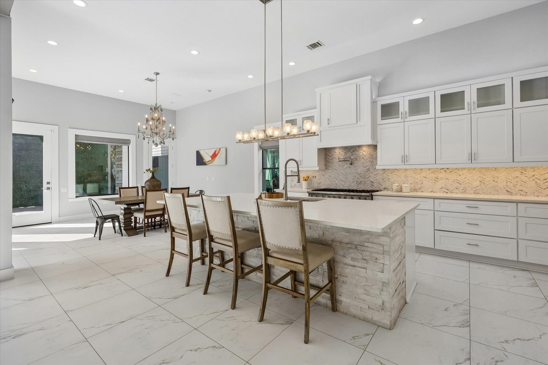 1959 Portsmouth Street, Houston, TX 77098 This sleek kitchen makes a great first
impression as you walk through the
entry hallway!