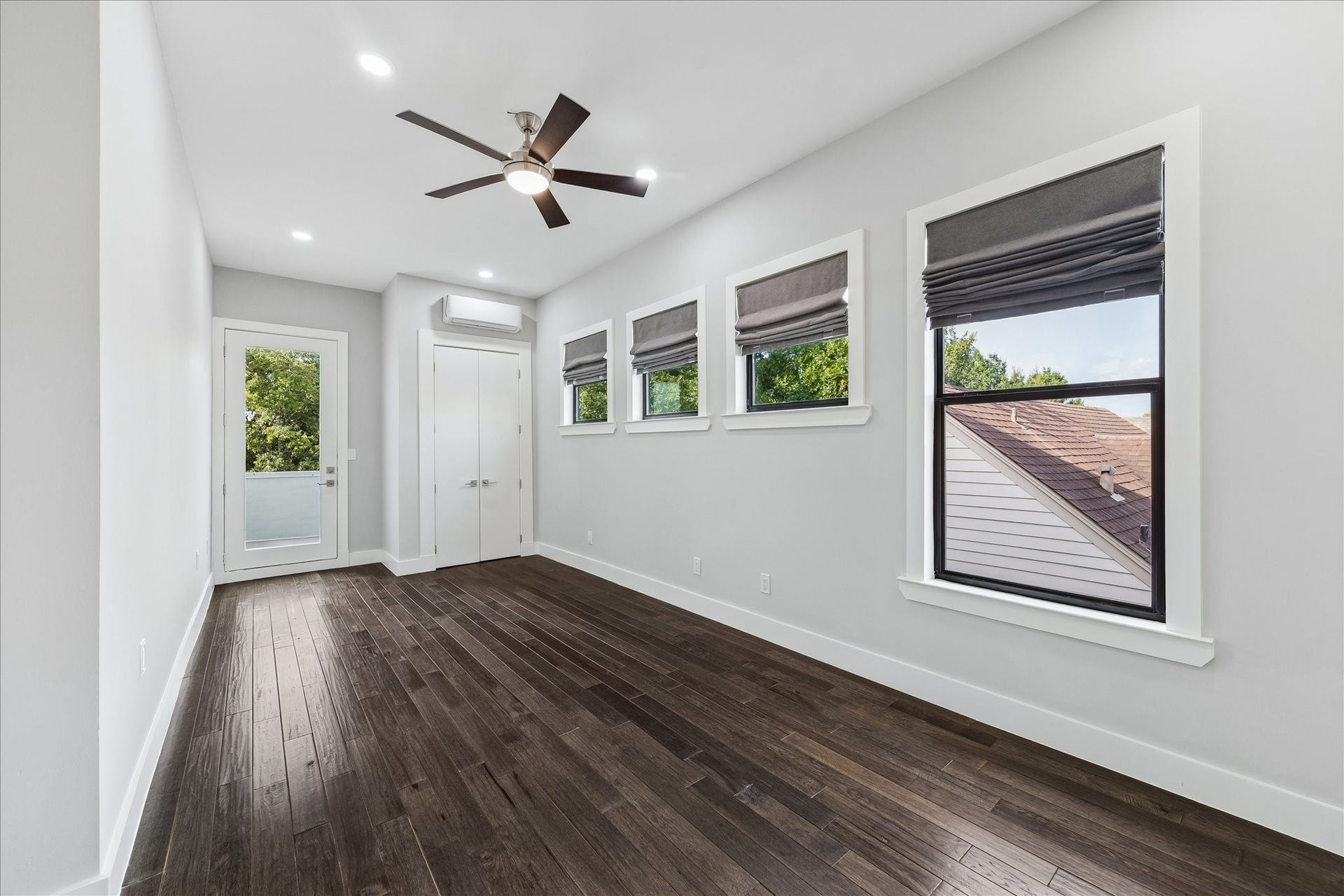1959 Portsmouth Street, Houston, TX 77098 This incredible bonus fifth was added
on by the current owners, utilizing
existing terrace space. Full of
windows, this space gets great light,
but also has ample shades. It has an
en-suite bathroom, so can be utilized
as a fifth bedroom, but could also be
an incredible gameroom, office, or
more!