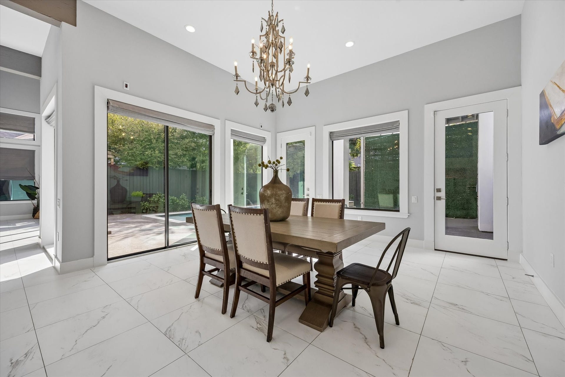 1959 Portsmouth Street, Houston, TX 77098 The dining room overlooks the pool
and gets tons of natural light with the
surrounding windows, as well as
directly accesses the back yard.