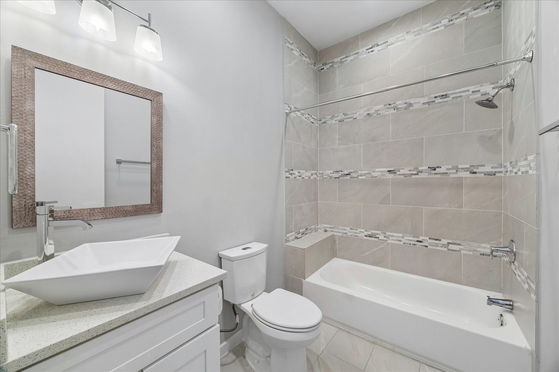 1959 Portsmouth Street, Houston, TX 77098 This secondary bathroom has a
bathtub/shower combo. This was
also re-tiled by the current owners.