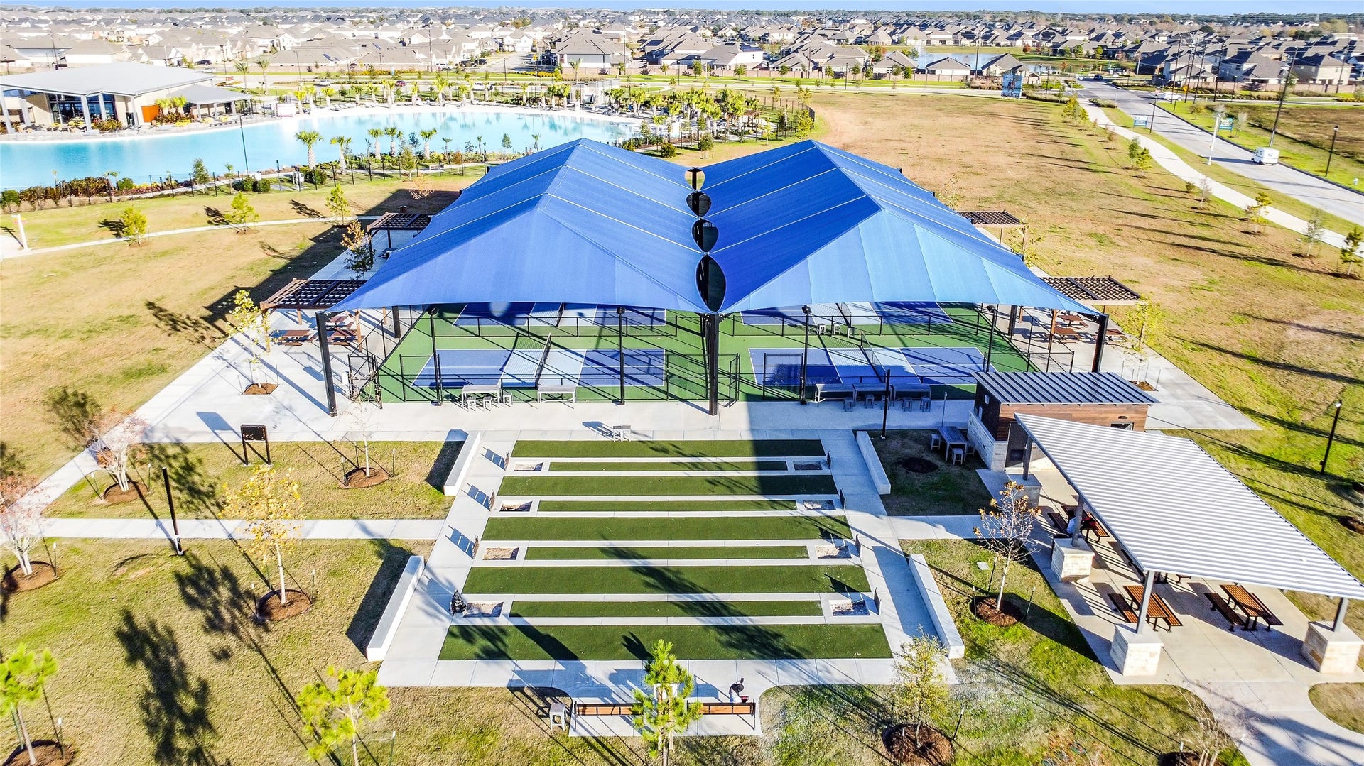 The community amenity center
features modern design and
expansive outdoor areas like
Horseshoe Pits or the multiple
Pickleball Courts
