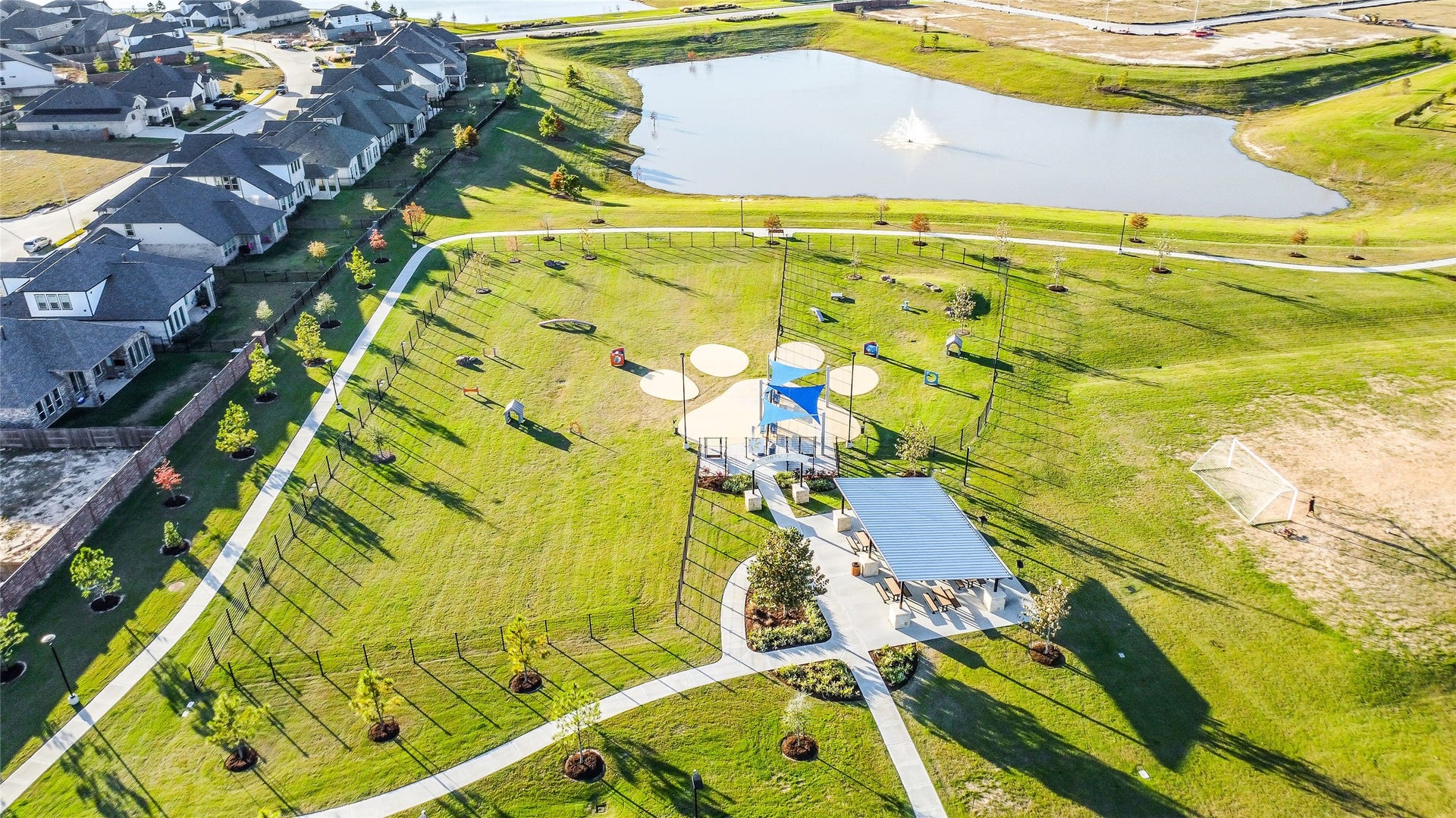 Aerial view of walking paths
and green areas designed for
outdoor activity and relaxation.