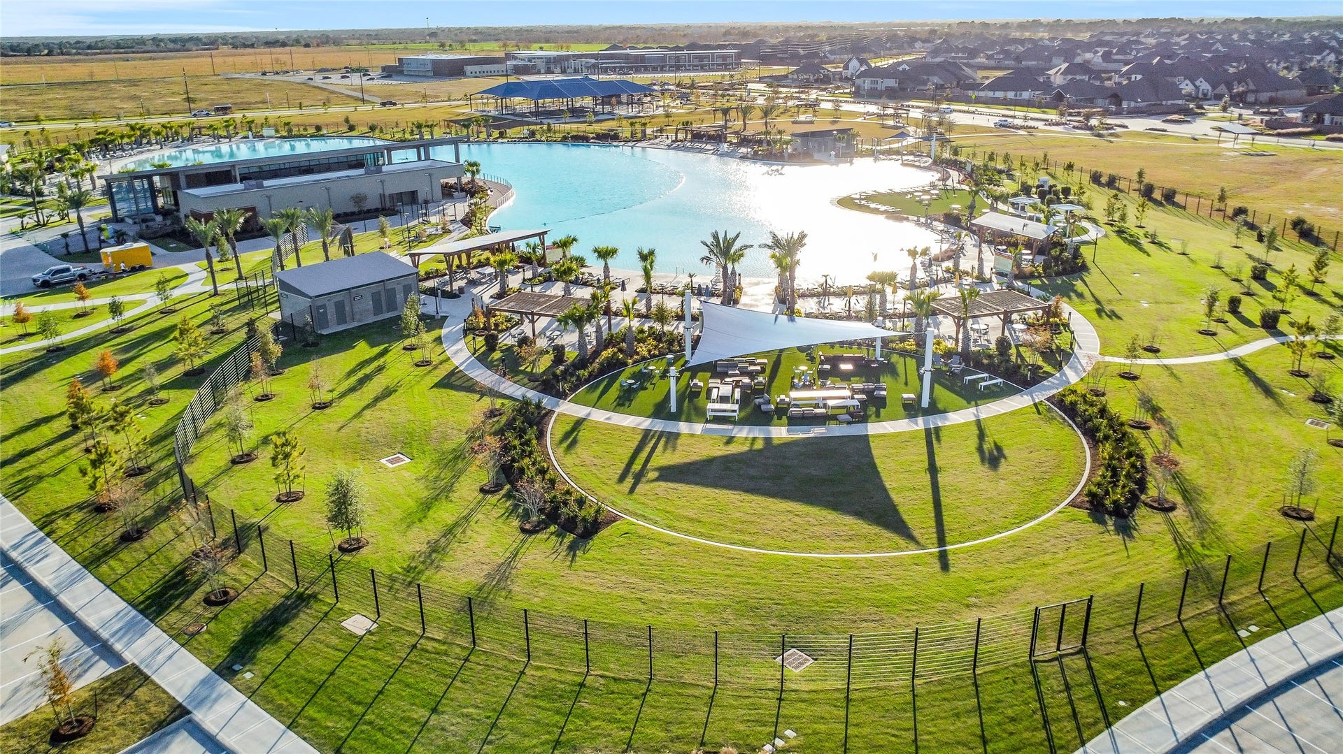 The community amenity center
features modern design and
expansive outdoor areas such as
sports fields and event lawn
where you can play soccer or
watch an outdoor movie.