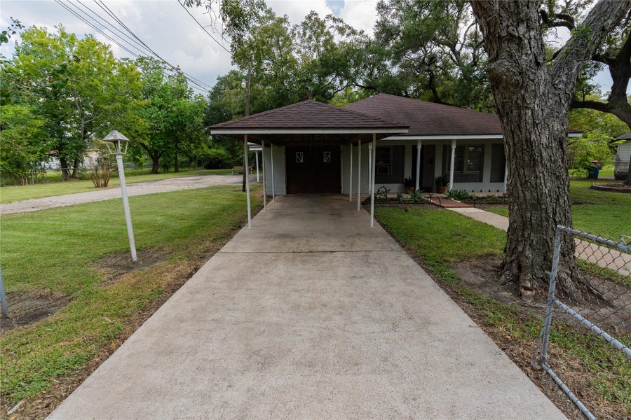 Property photo for 417 Hardy Street, Clute, TX