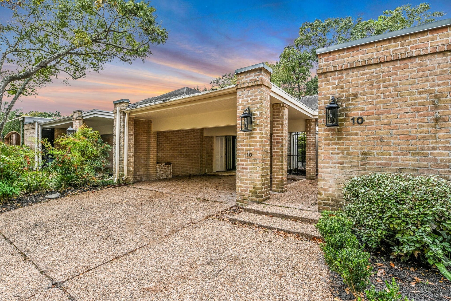 10 Woodstone Street, Houston, TX 77024 Come see this beautifully renovated home in Memorial.