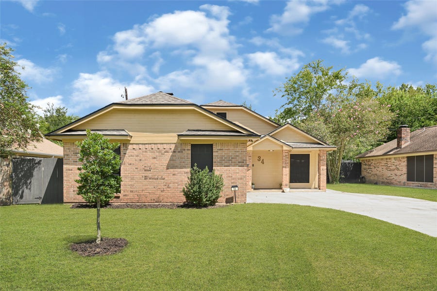 Property photo for 34 Alexander Court, Angleton, TX