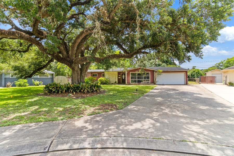Property photo for 206 Jonquil, Lake Jackson, TX