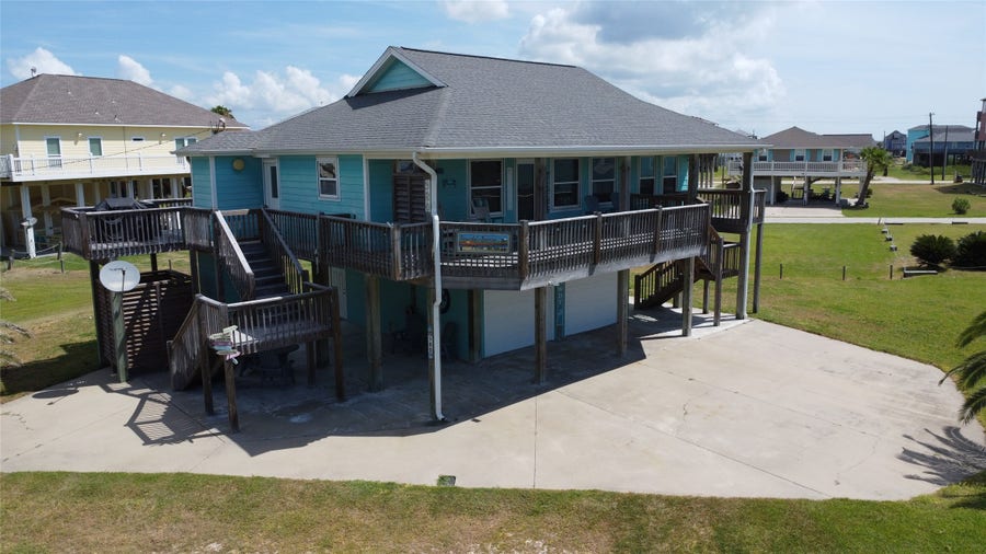 Property photo for 980 S Stingaree Drive, Crystal Beach, TX