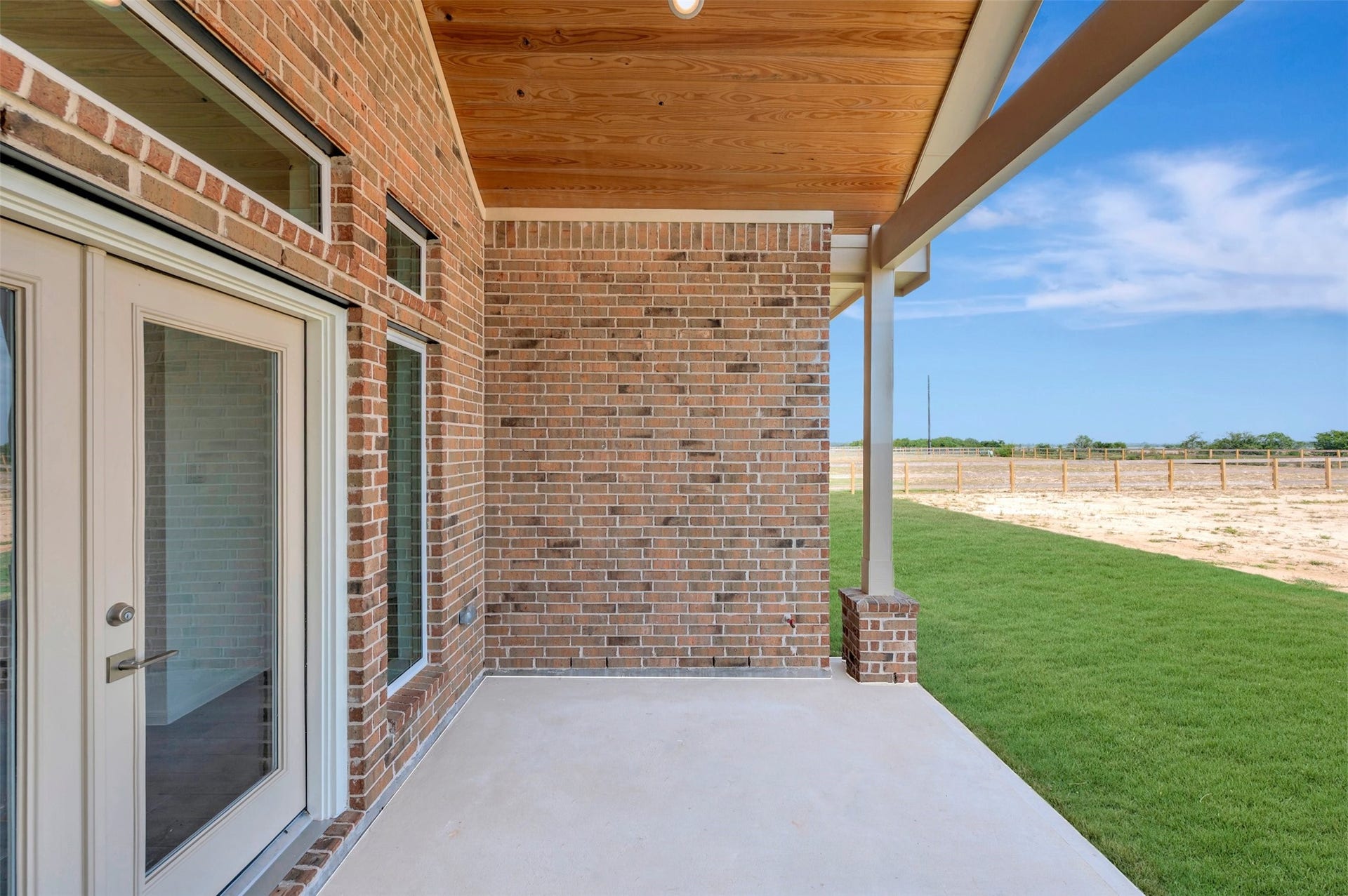 5033 Bluebell Way, Waller, TX 77484 Relax outdoors on the covered patio