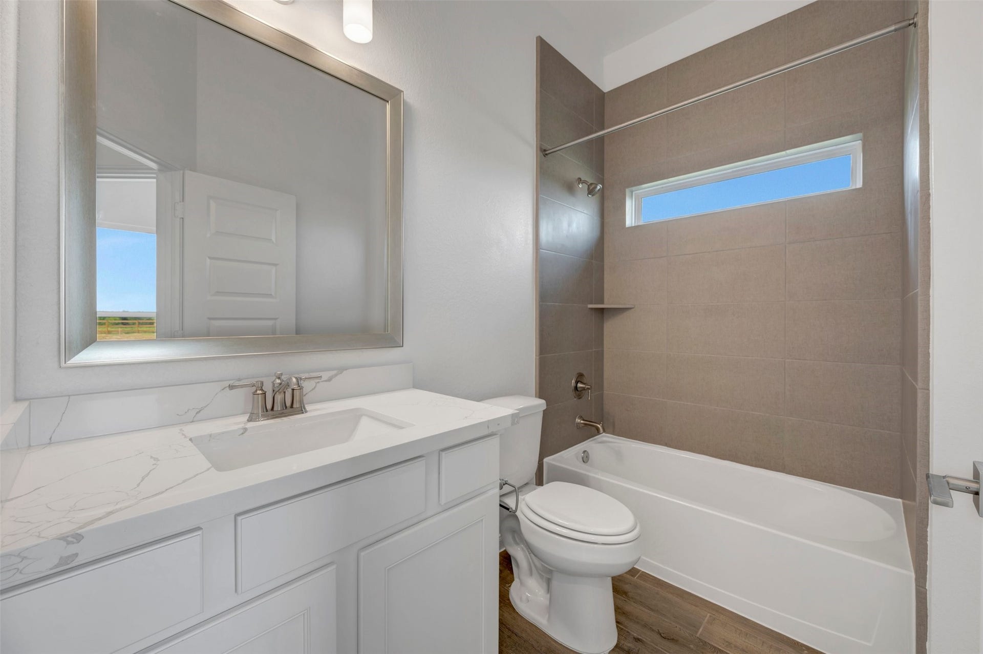 5033 Bluebell Way, Waller, TX 77484 Hall bath 2