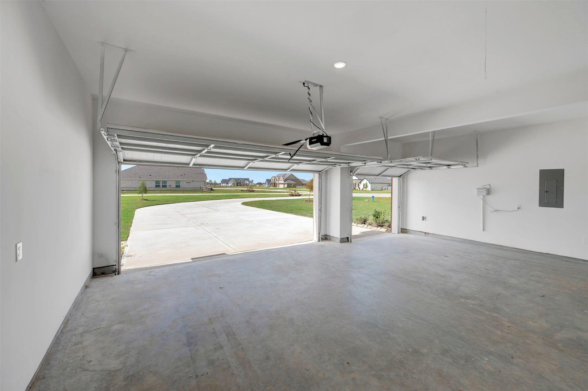 5033 Bluebell Way, Waller, TX 77484 Spacious 3 car garage