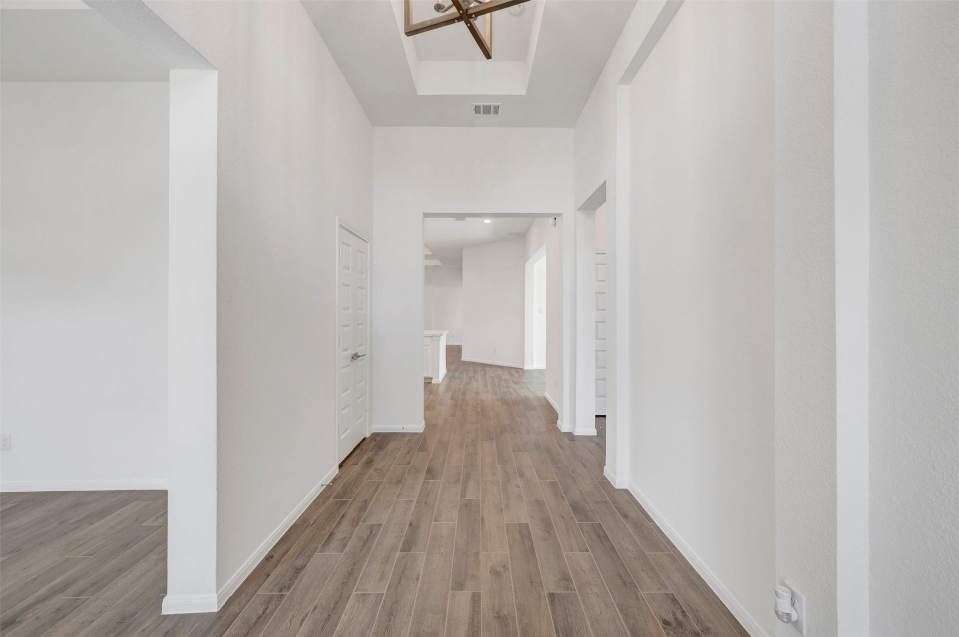 5033 Bluebell Way, Waller, TX 77484 Inviting foyer