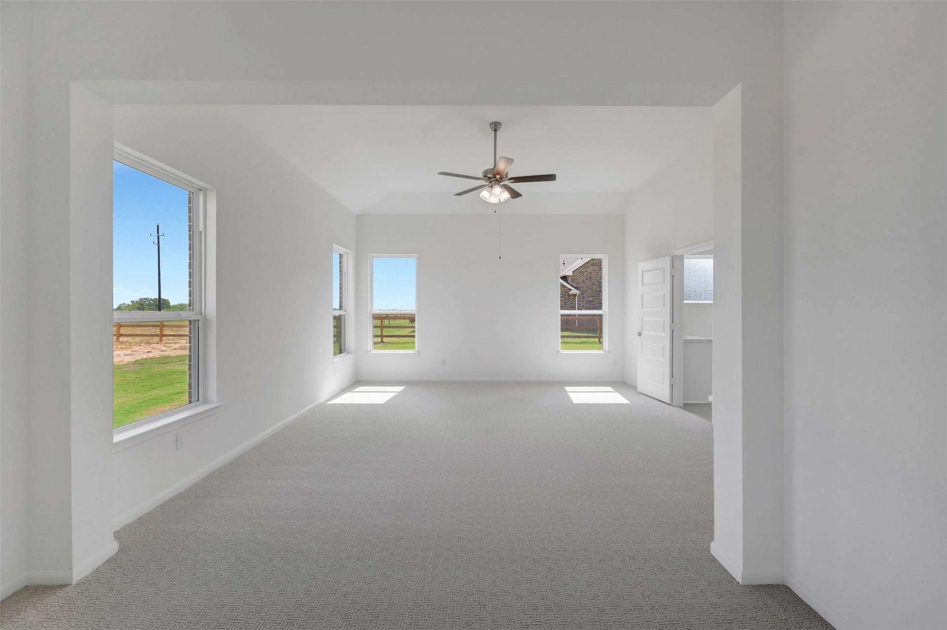 5033 Bluebell Way, Waller, TX 77484 Secluded primary suite