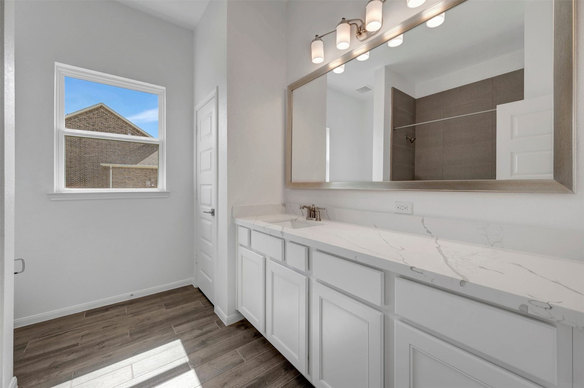 5033 Bluebell Way, Waller, TX 77484 Hall bath