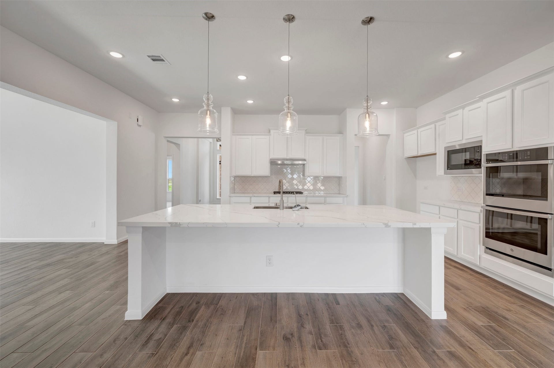 5033 Bluebell Way, Waller, TX 77484 Gourmet island kitchen