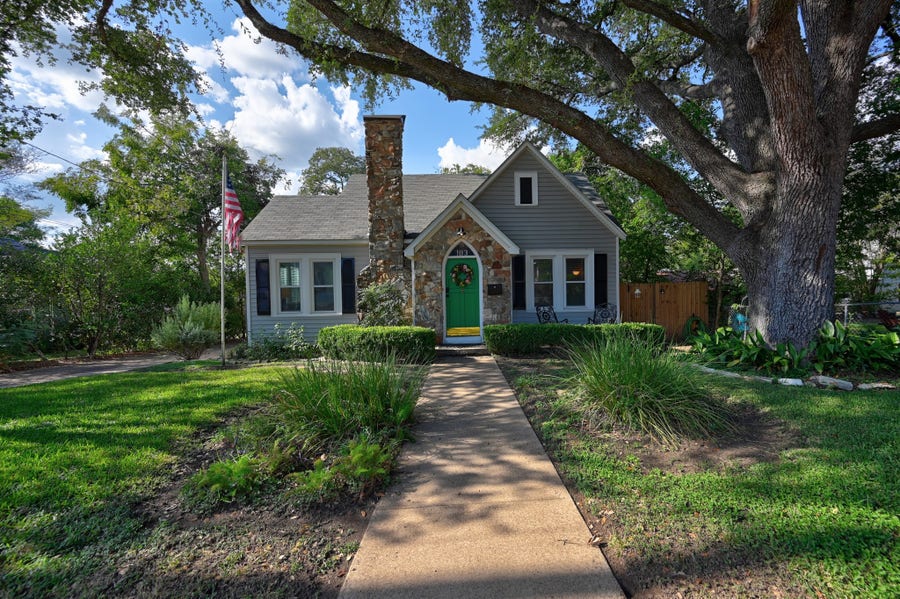 Property photo for 103 E Val Verde Street, Brenham, TX