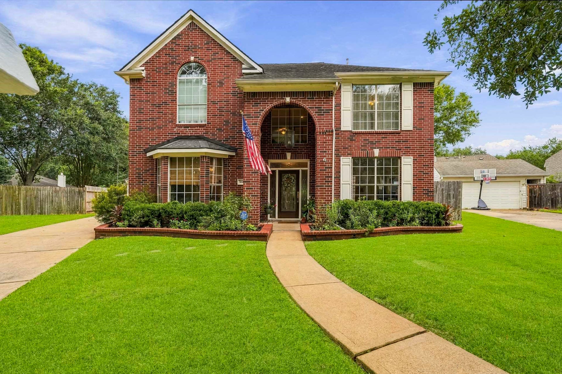 4406 Plantation Creek Drive, Missouri City, TX 77459 More than a beautiful hometheres room here to live, work and play with 3 bedrooms plus an optional 4th, home office, game room, pool, spa, sport court and covered patio. Lexington Creek Elementary is within walking distance.