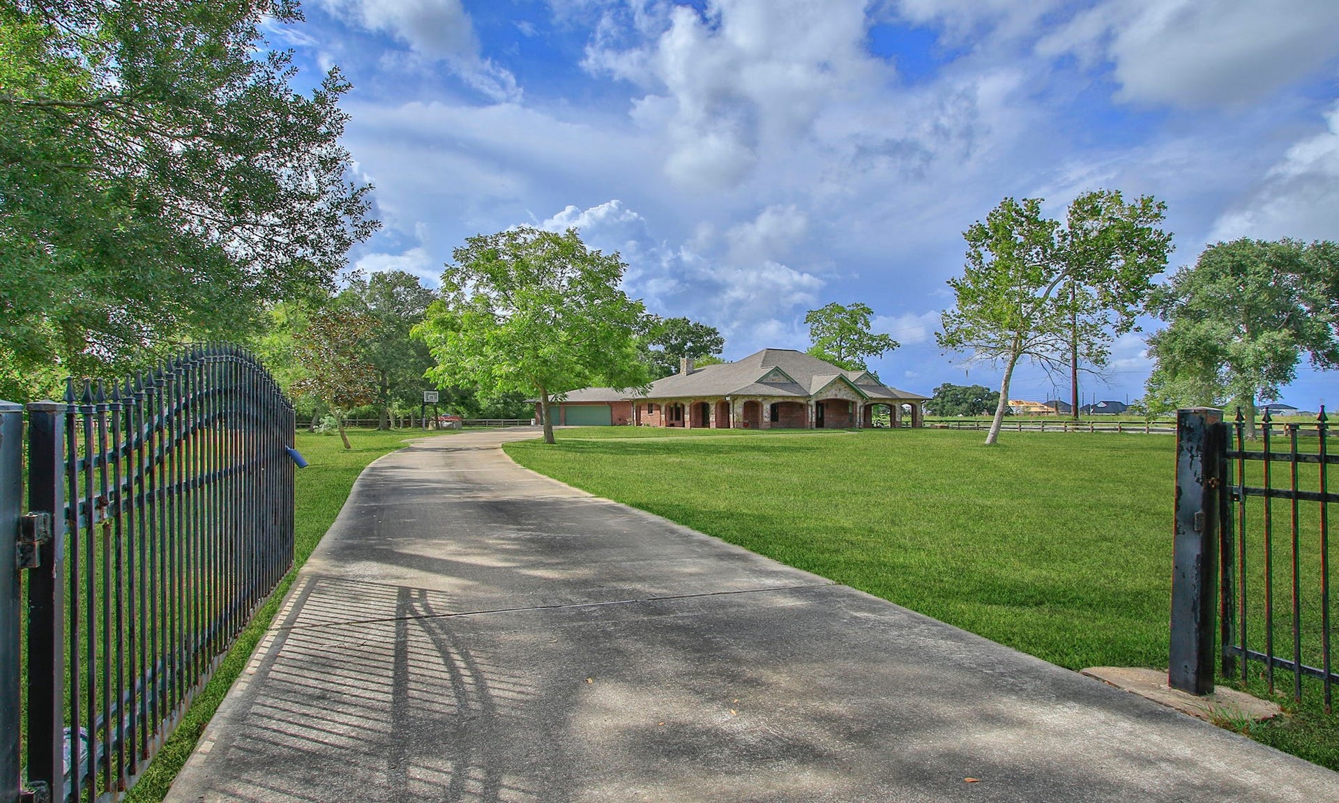 7806 Spirit Hollow Court, Missouri City, TX 77459 Private gated entrance