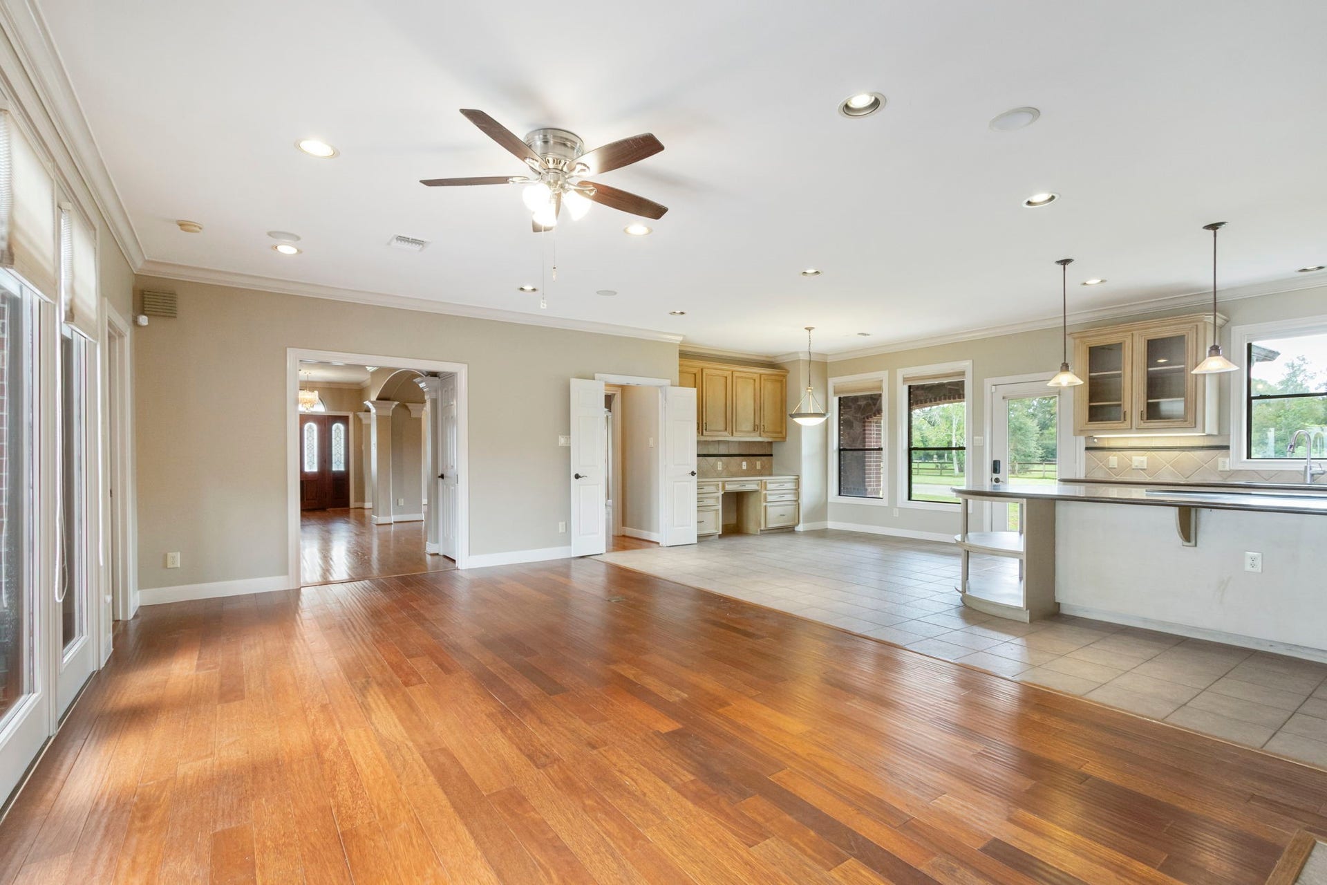 7806 Spirit Hollow Court, Missouri City, TX 77459 Informal dining is next to the kitchen with a desk area.