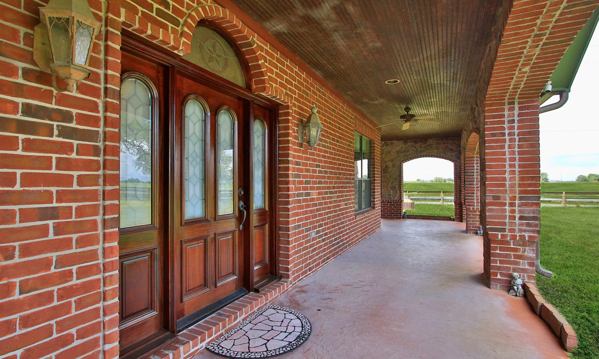 7806 Spirit Hollow Court, Missouri City, TX 77459 Continuation of the covered porch