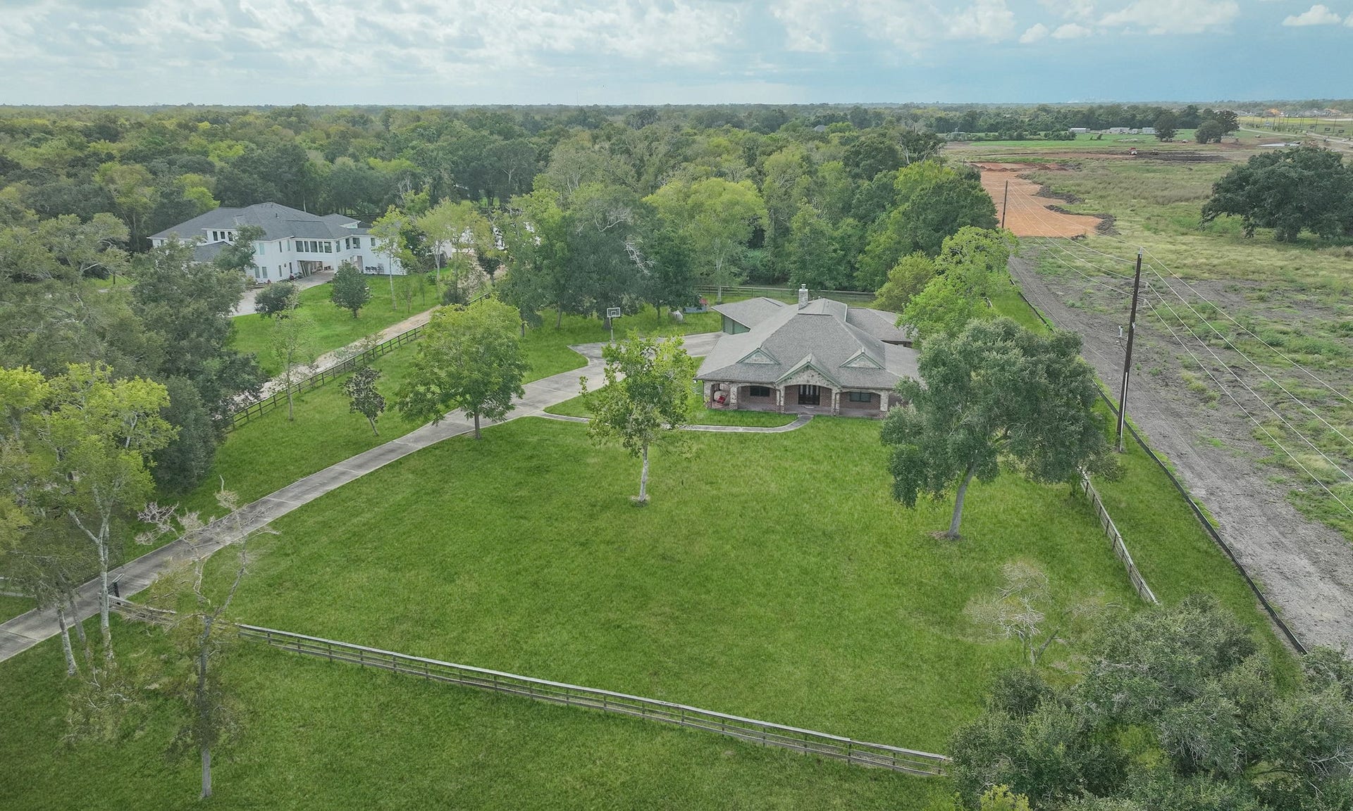 7806 Spirit Hollow Court, Missouri City, TX 77459 The home sits on 4.281 acres on a cul-de-sac