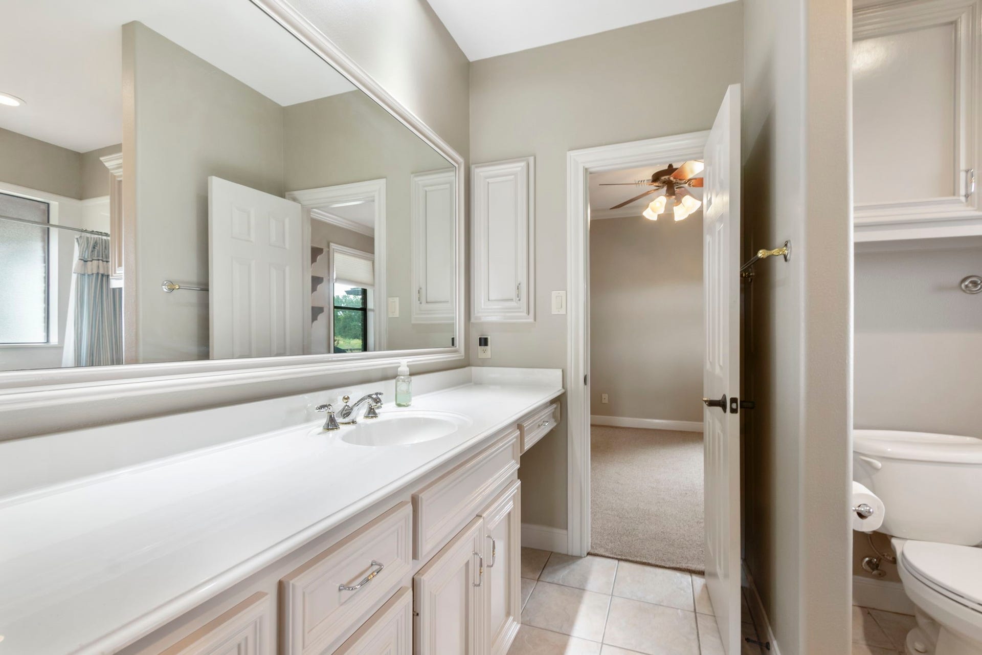 7806 Spirit Hollow Court, Missouri City, TX 77459 Large secondary bathroom located between the two secondary bedrooms.