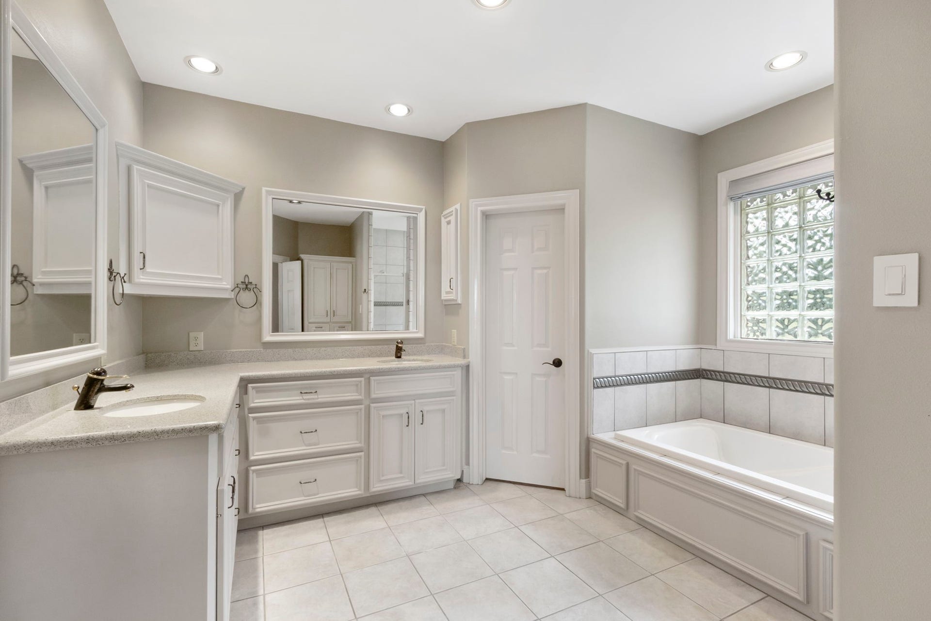 7806 Spirit Hollow Court, Missouri City, TX 77459 Primary Bathroom. Double sinks. Separate tub and shower.