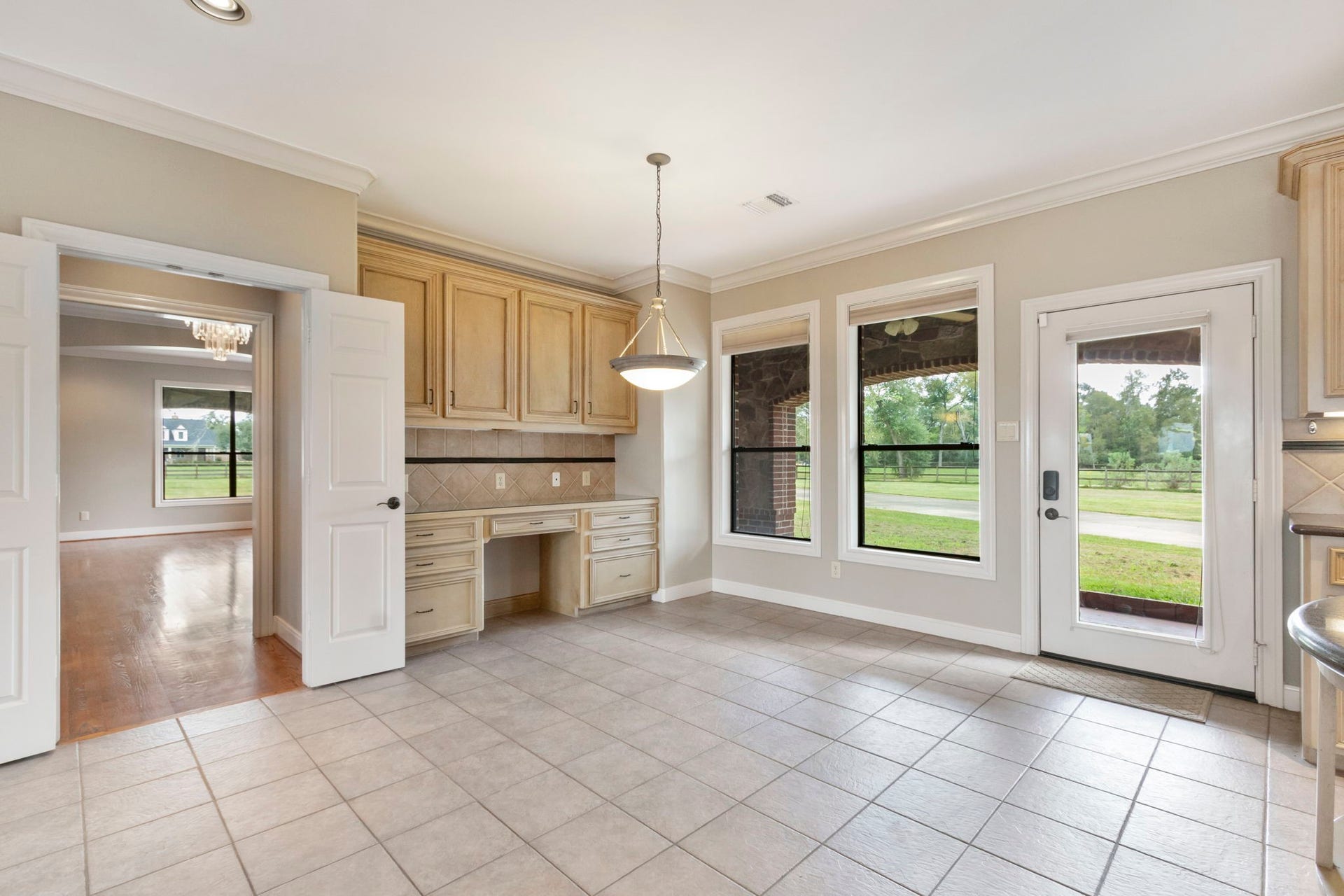 7806 Spirit Hollow Court, Missouri City, TX 77459 Informal eating space.