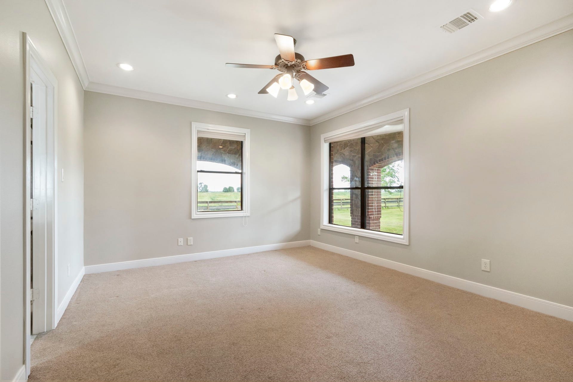 7806 Spirit Hollow Court, Missouri City, TX 77459 One of two spacious secondary bedrooms.