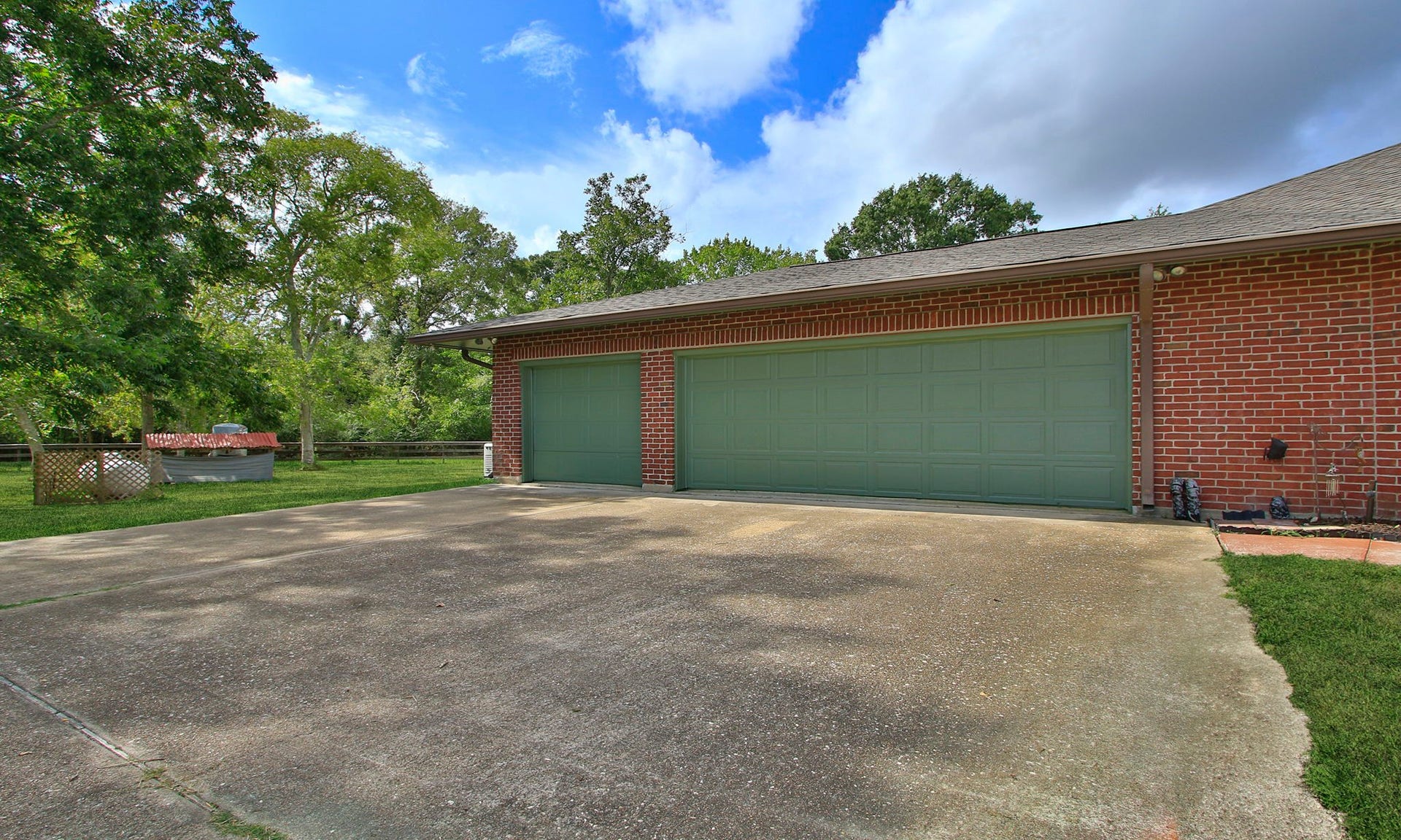 7806 Spirit Hollow Court, Missouri City, TX 77459 3 car attached oversized garage.