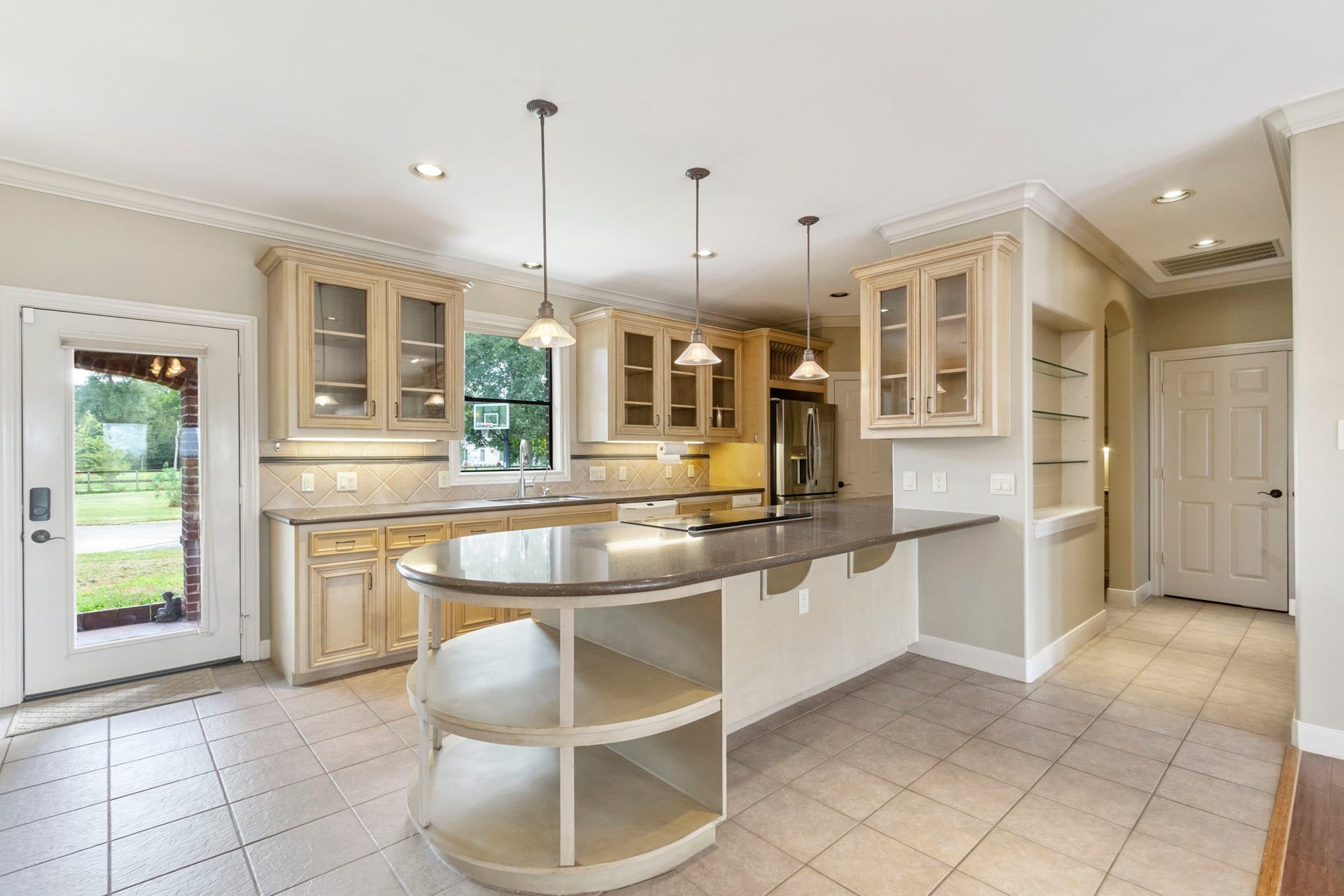 7806 Spirit Hollow Court, Missouri City, TX 77459 Beautiful Quartz countertops and lots of cabinets.