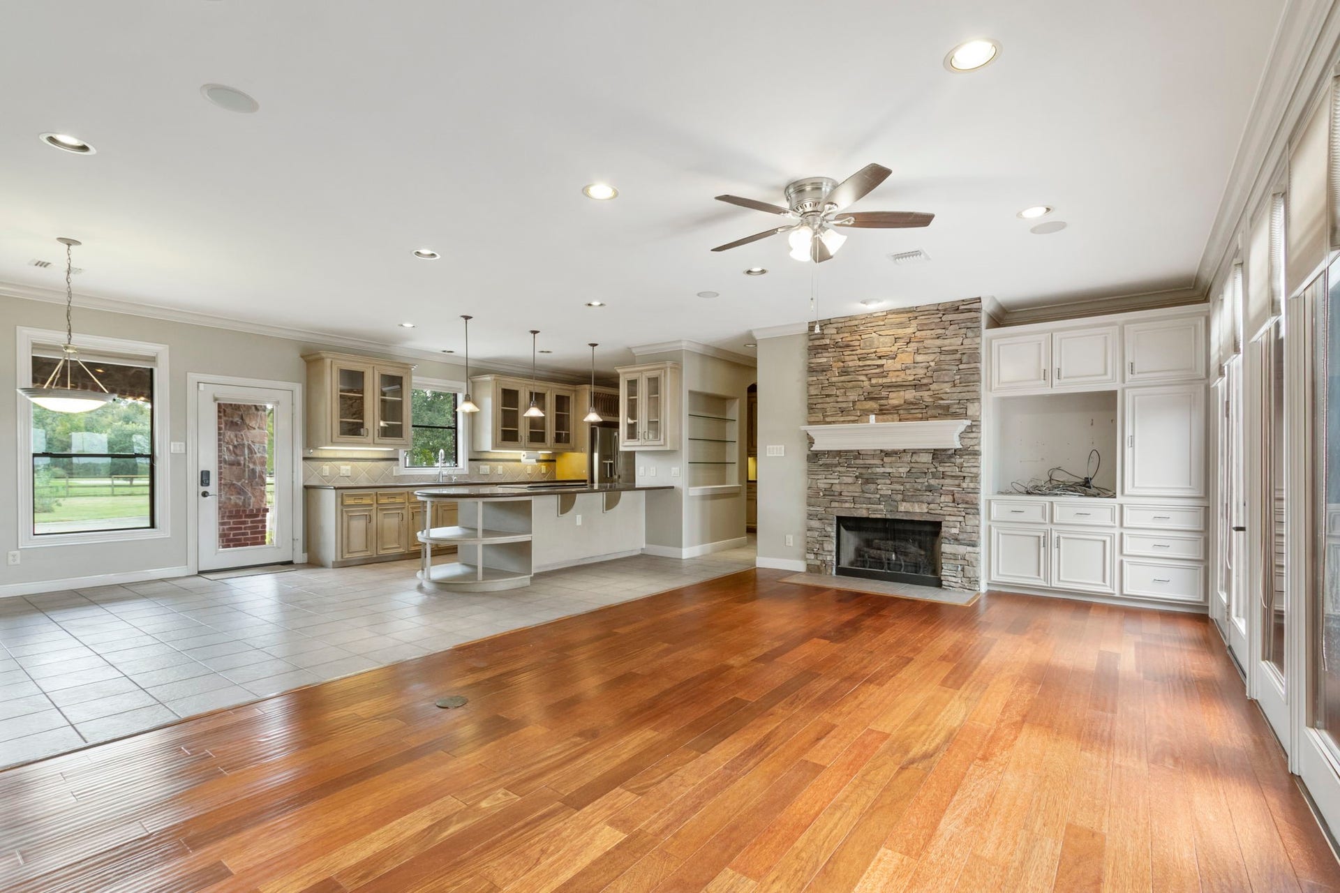 7806 Spirit Hollow Court, Missouri City, TX 77459 The spacious kitchen overlooks the family room.