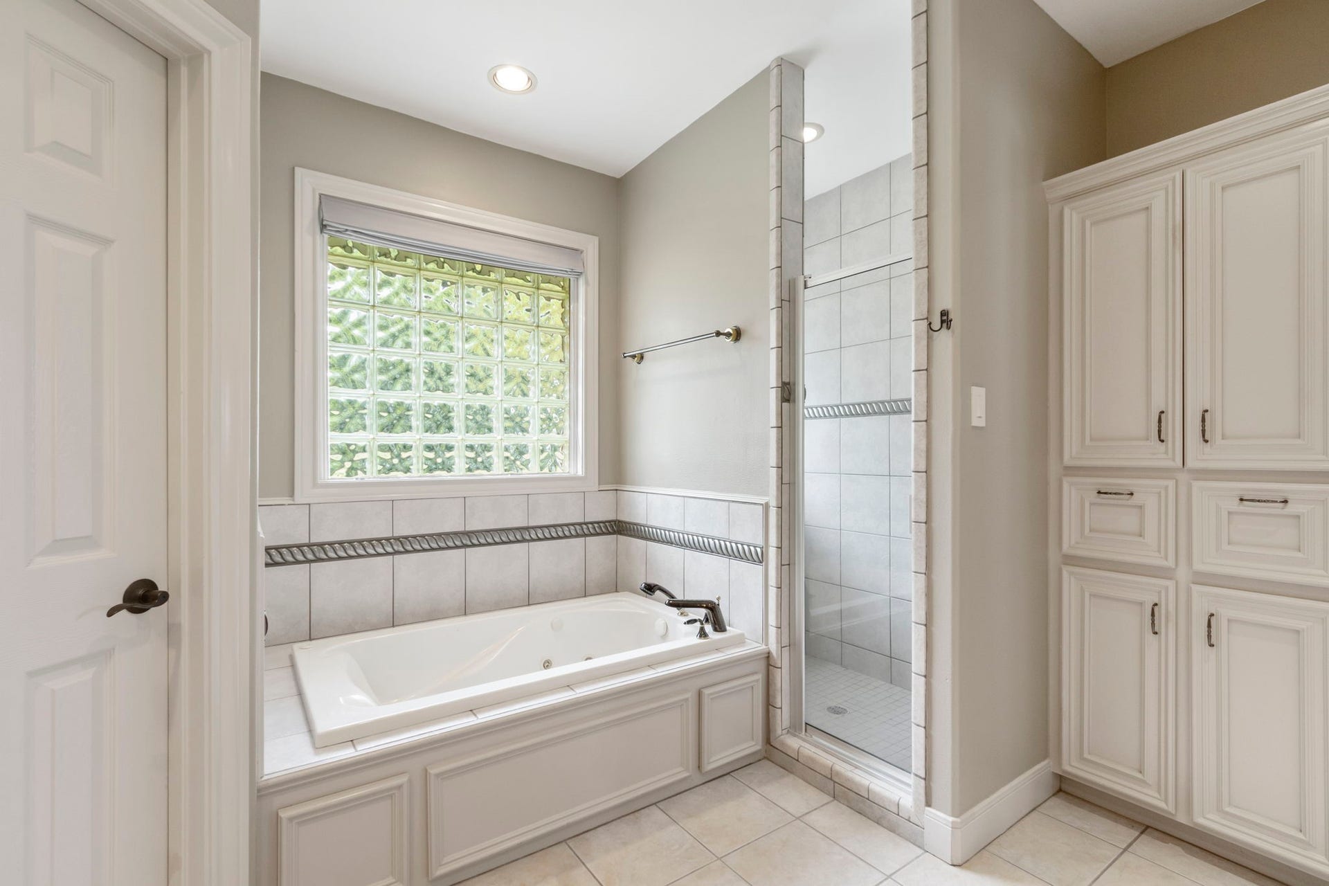 7806 Spirit Hollow Court, Missouri City, TX 77459 Jetted tub separate from walk in shower.