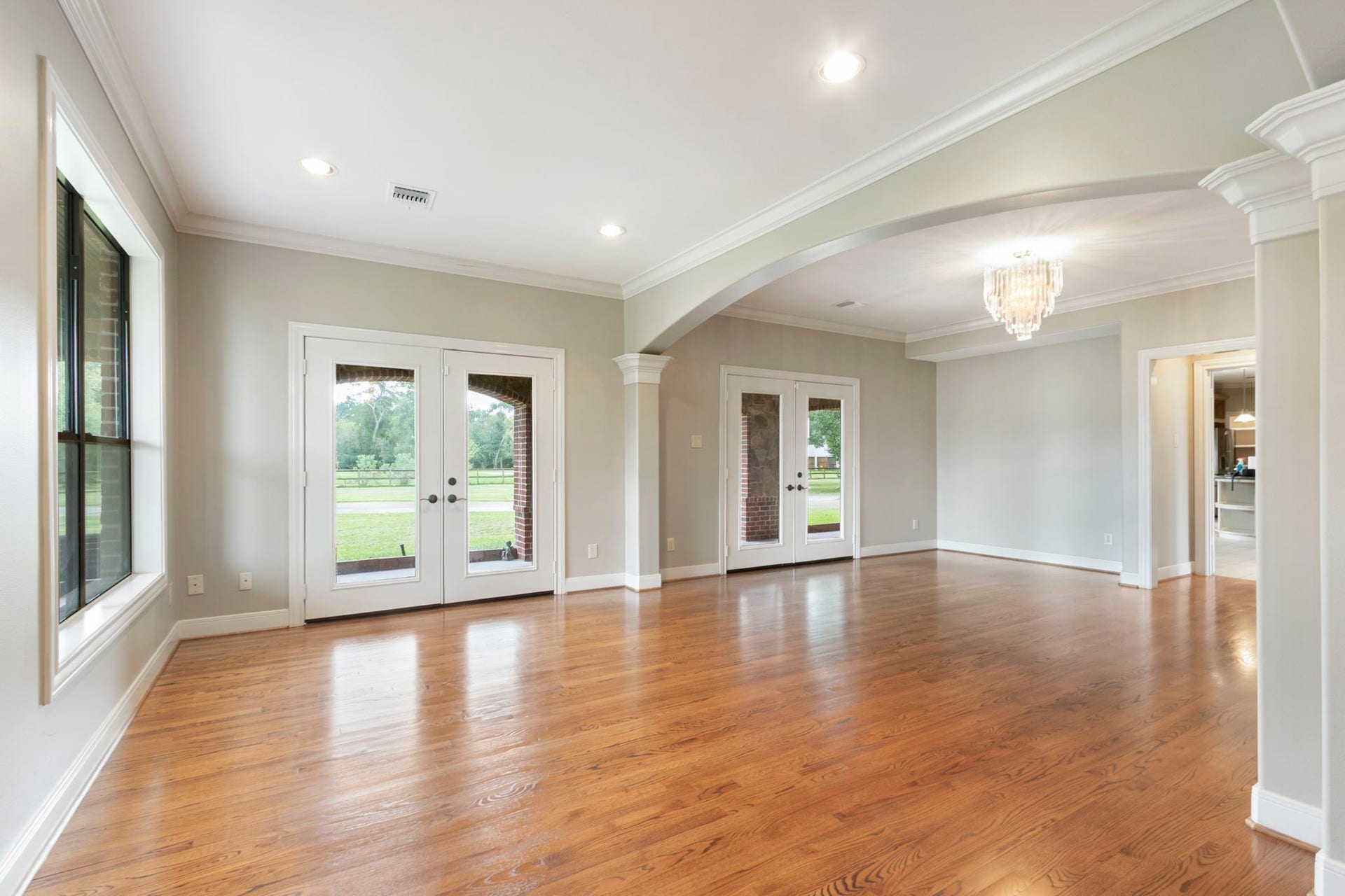 7806 Spirit Hollow Court, Missouri City, TX 77459 Spacious formal living and dining areas. Hardwood floors and crown molding.