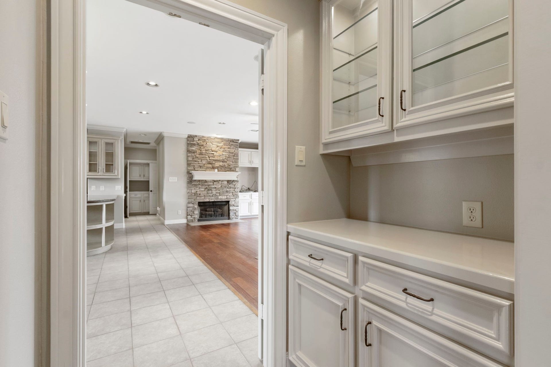 7806 Spirit Hollow Court, Missouri City, TX 77459 Butlers pantry located between formal dining room and kitchen.