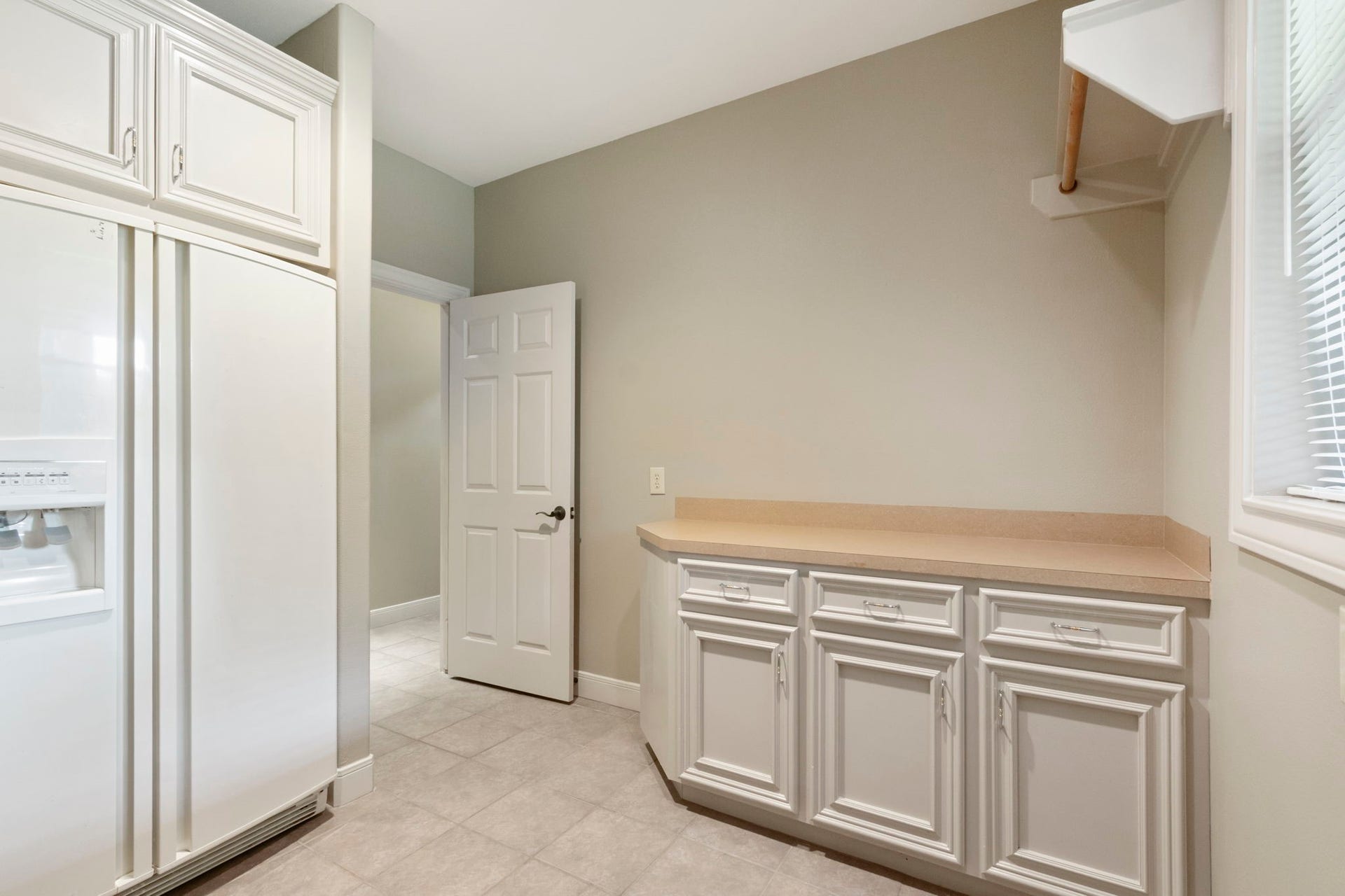 7806 Spirit Hollow Court, Missouri City, TX 77459 A very spacious laundry room.