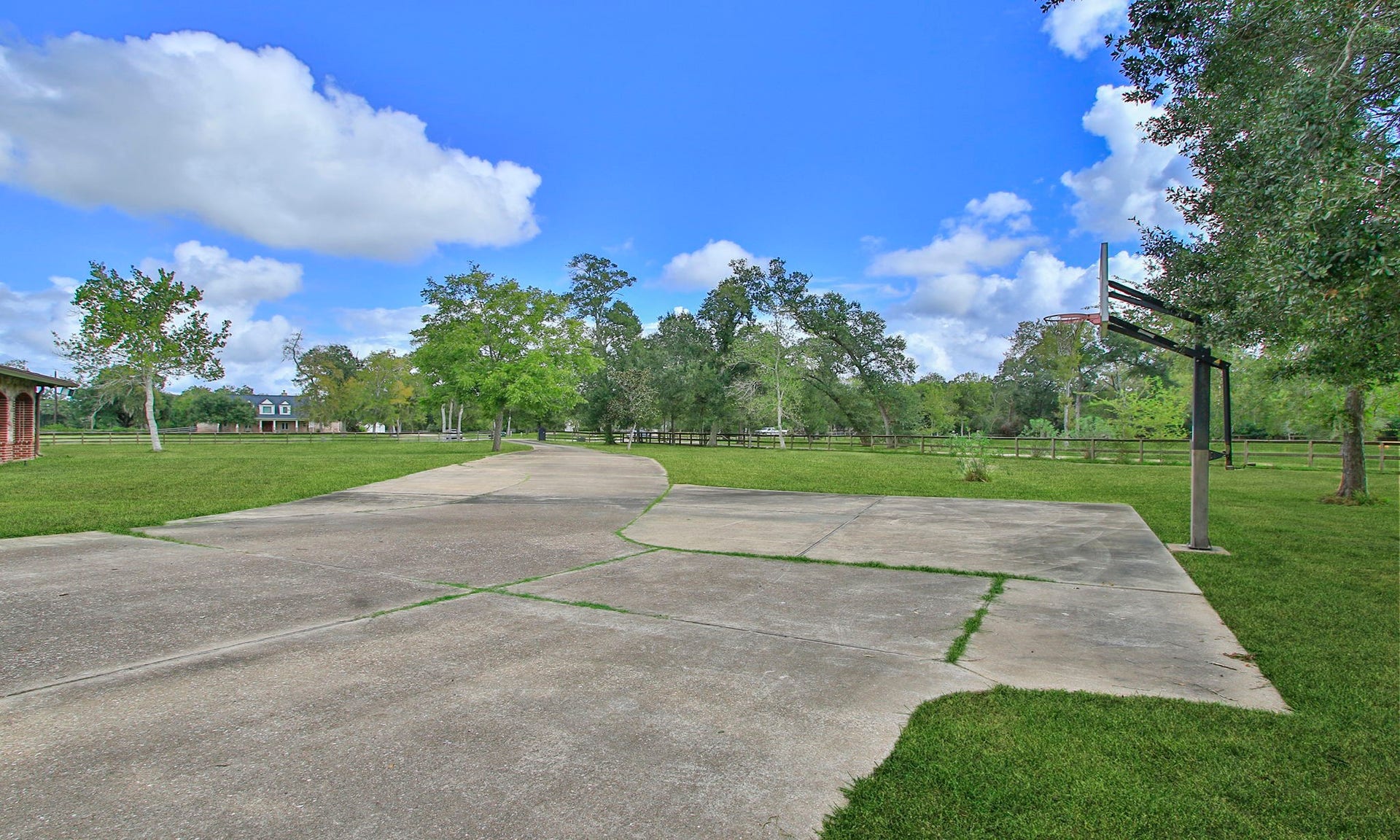 7806 Spirit Hollow Court, Missouri City, TX 77459 Extended width parking pad.