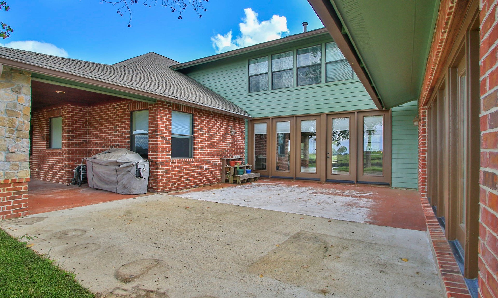 7806 Spirit Hollow Court, Missouri City, TX 77459 Outside patio perfect for cookouts or just outdoor lounging.