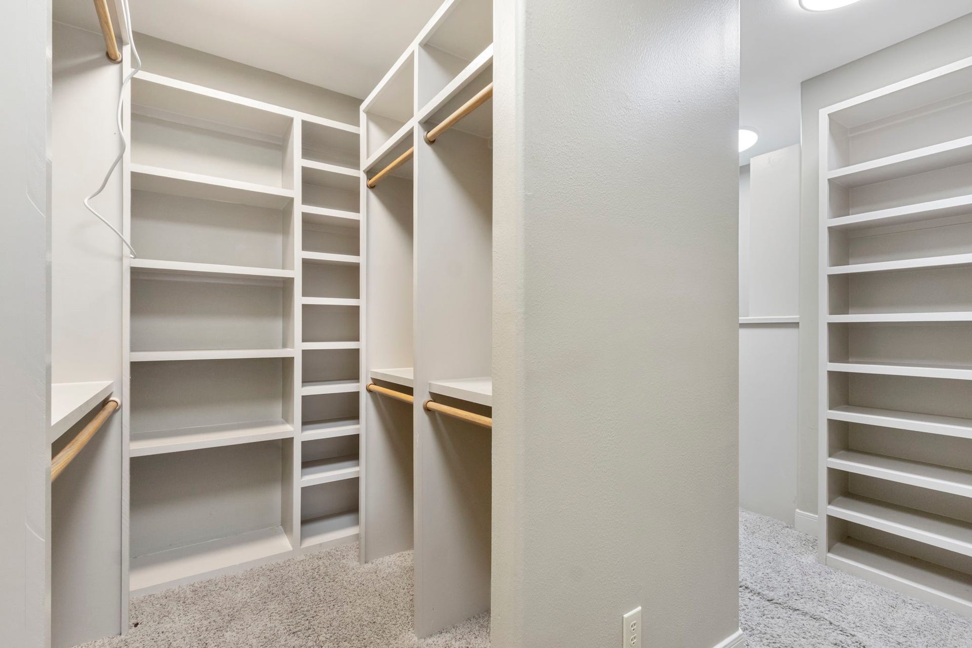 7806 Spirit Hollow Court, Missouri City, TX 77459 The walk-in closet located in primary bedroom