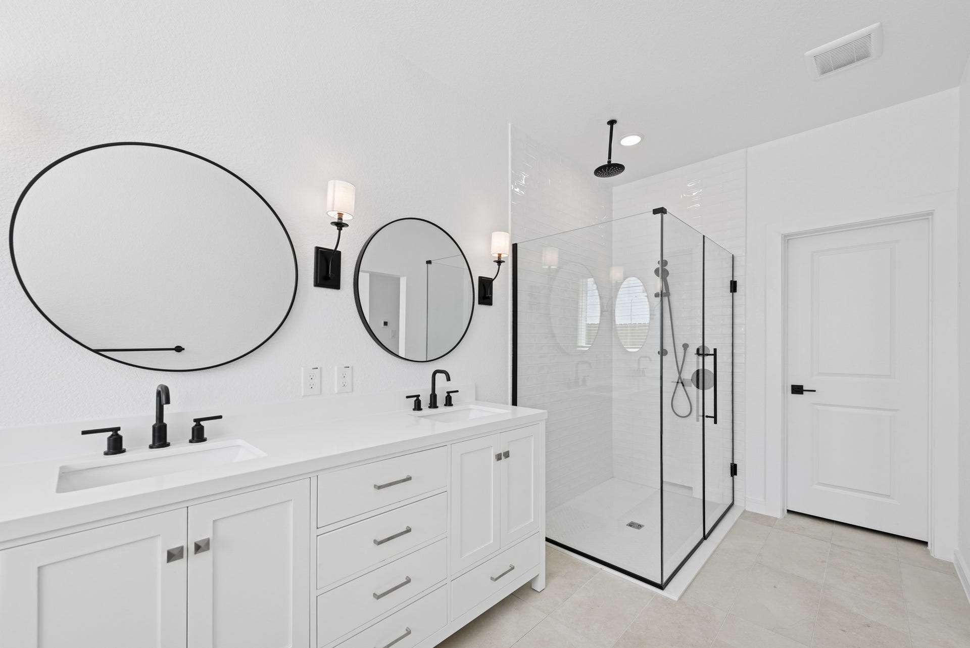2711 Chancellor Court, Rosenberg, TX 77471 Luxurious primary bath (*Photo not of actual home and used for illustration purposes only.)