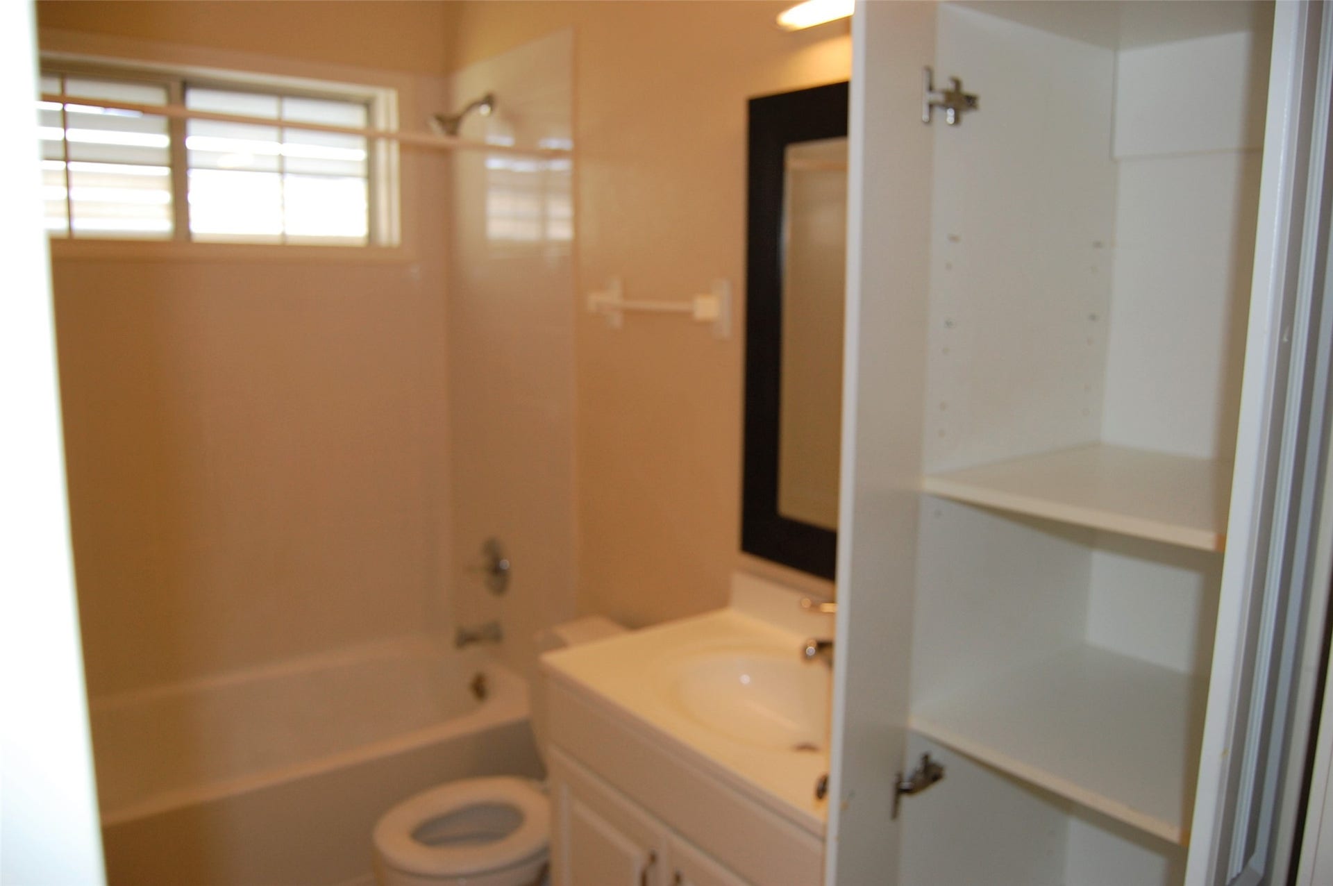 115 Barracuda Avenue, Galveston, TX 77550 Bathroom 2