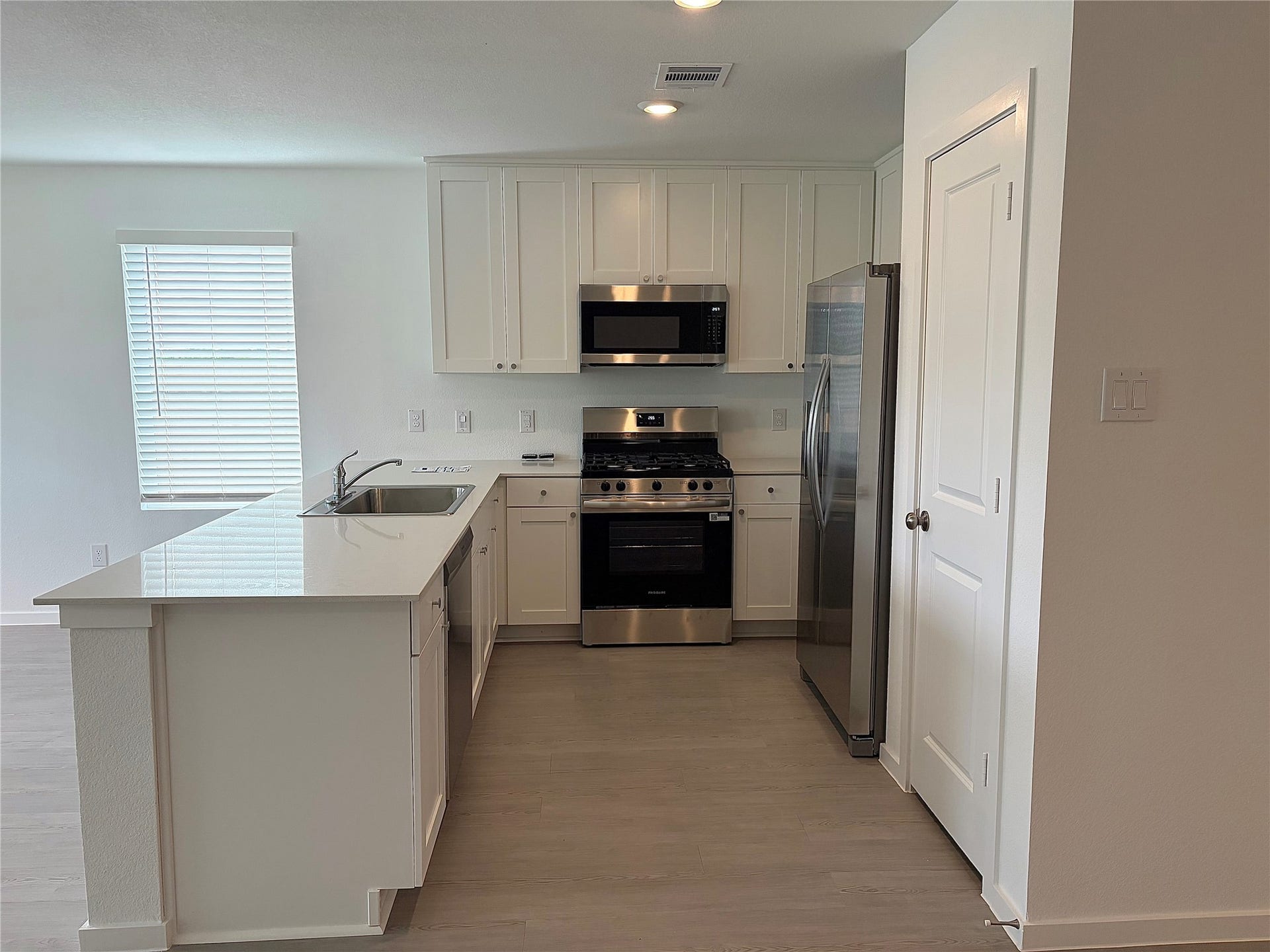 940 Woodhaven Lakes Drive, La Marque, TX 77568 Kitchen