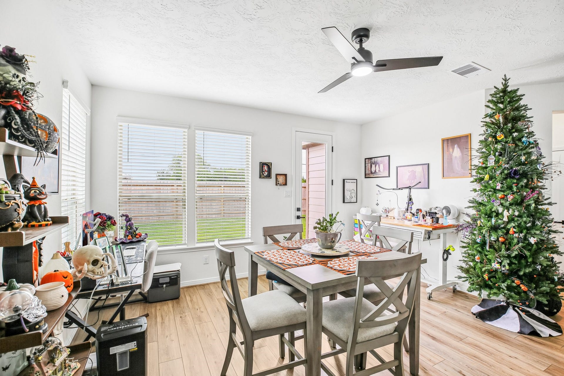 1717 Vista Luna Drive, Texas City, TX 77591 Spacious dining area